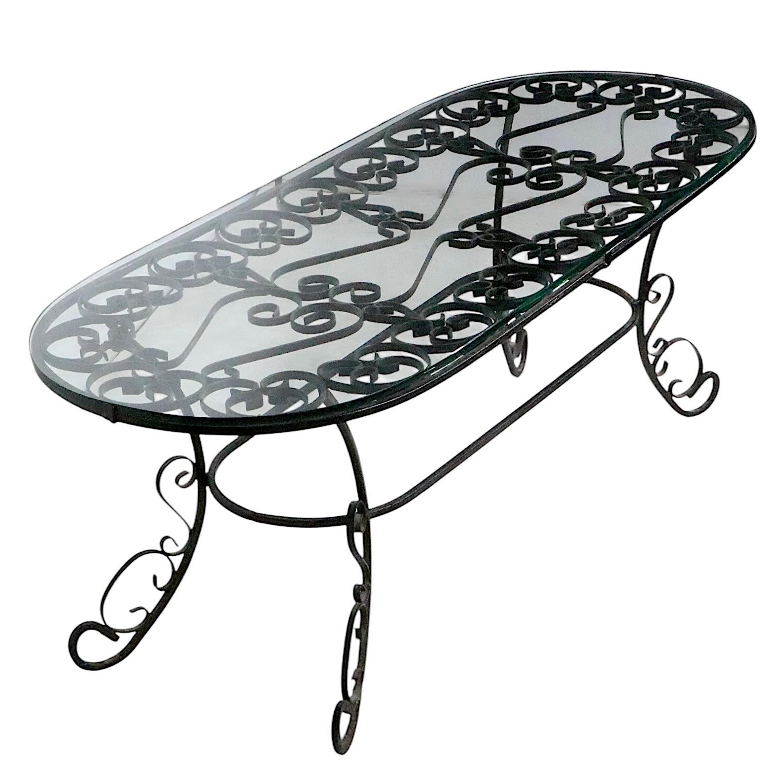 Table basse de patio de jardin en fer forgé et verre probablement par Woodard Furniture en vente 4