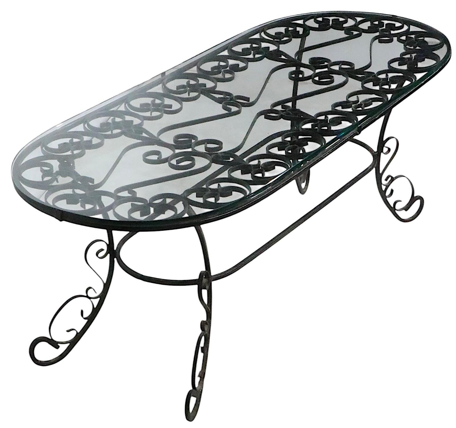 Table basse de patio de jardin en fer forgé et verre probablement par Woodard Furniture en vente 5