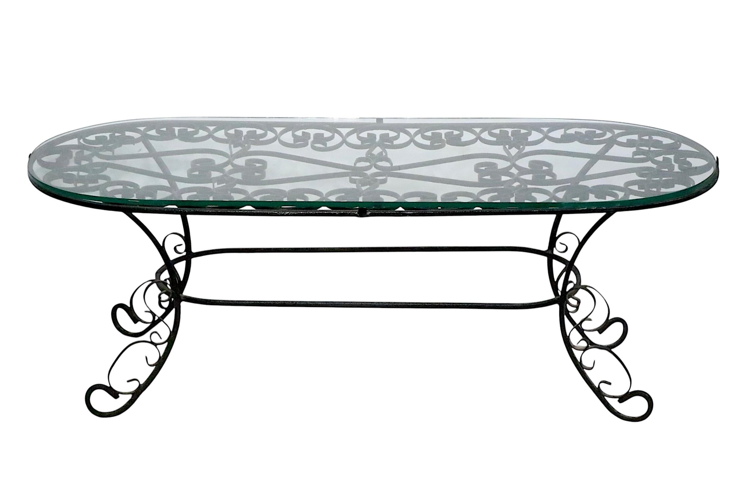 Table basse de patio de jardin en fer forgé et verre probablement par Woodard Furniture en vente 6