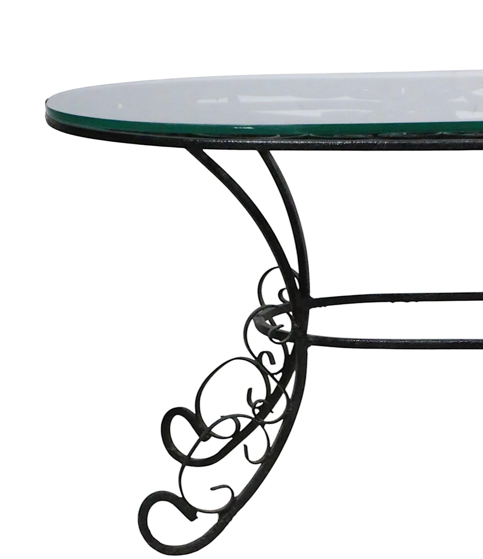Mid-Century Modern Table basse de patio de jardin en fer forgé et verre probablement par Woodard Furniture en vente