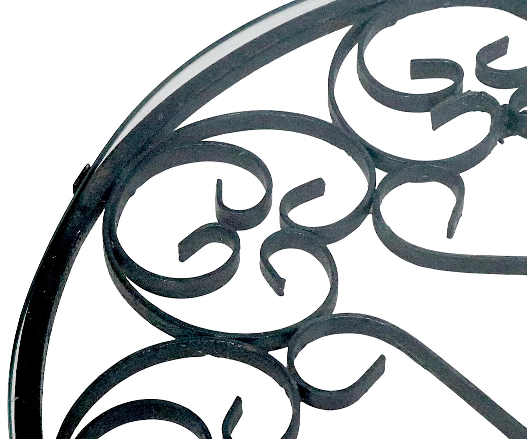 Américain Table basse de patio de jardin en fer forgé et verre probablement par Woodard Furniture en vente
