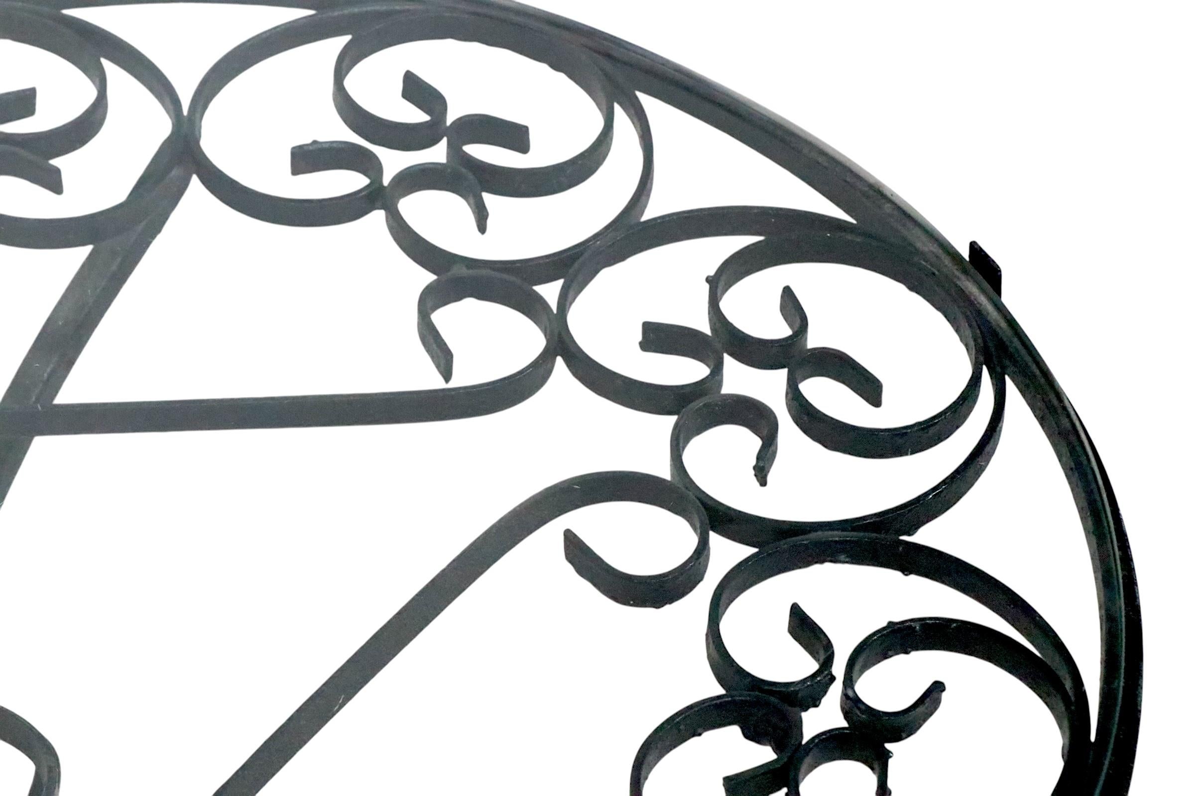 20ième siècle Table basse de patio de jardin en fer forgé et verre probablement par Woodard Furniture en vente
