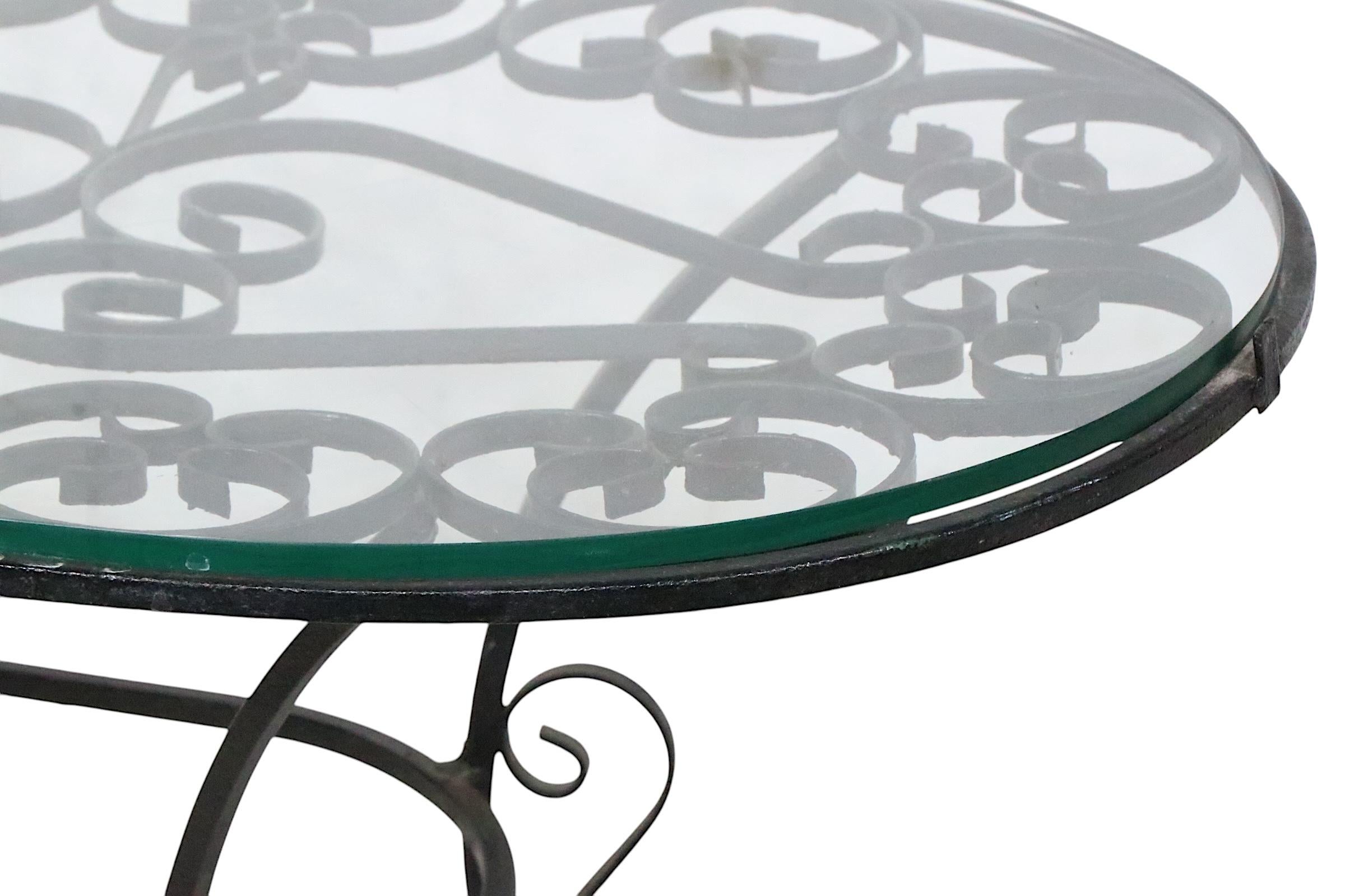 Verre Table basse de patio de jardin en fer forgé et verre probablement par Woodard Furniture en vente
