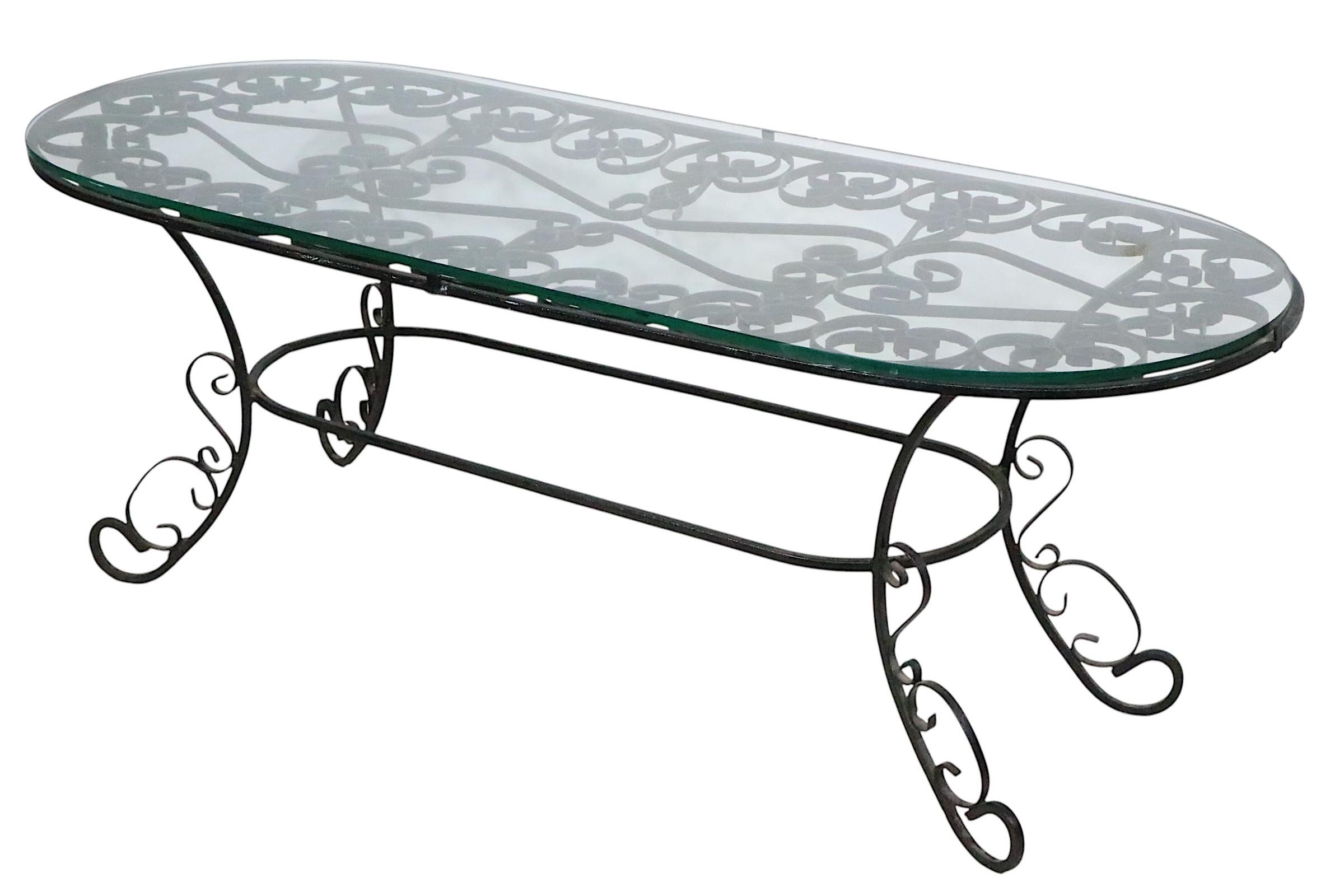 Table basse de patio de jardin en fer forgé et verre probablement par Woodard Furniture en vente 1