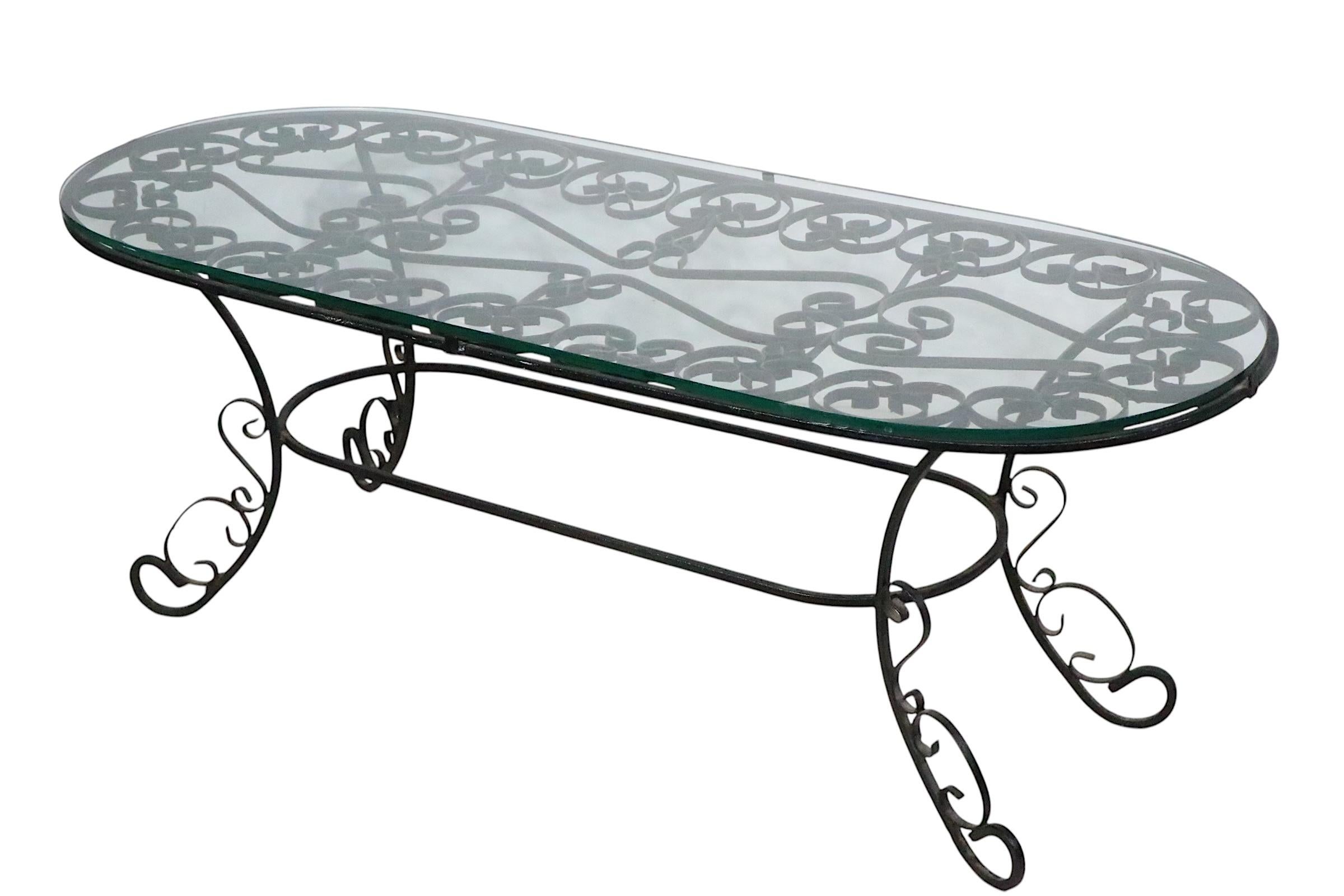 Table basse de patio de jardin en fer forgé et verre probablement par Woodard Furniture en vente 2
