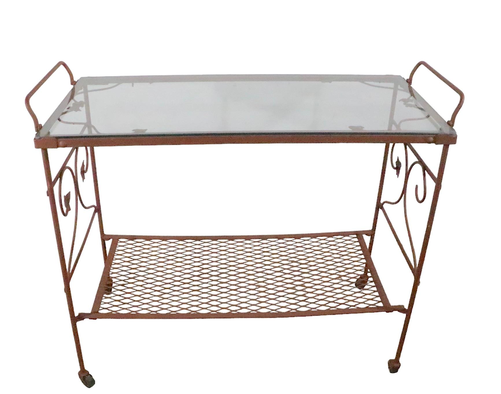Patio en fer forgé et verre au bord de la piscine  Chariot de service des années 1950-1970 en vente 2