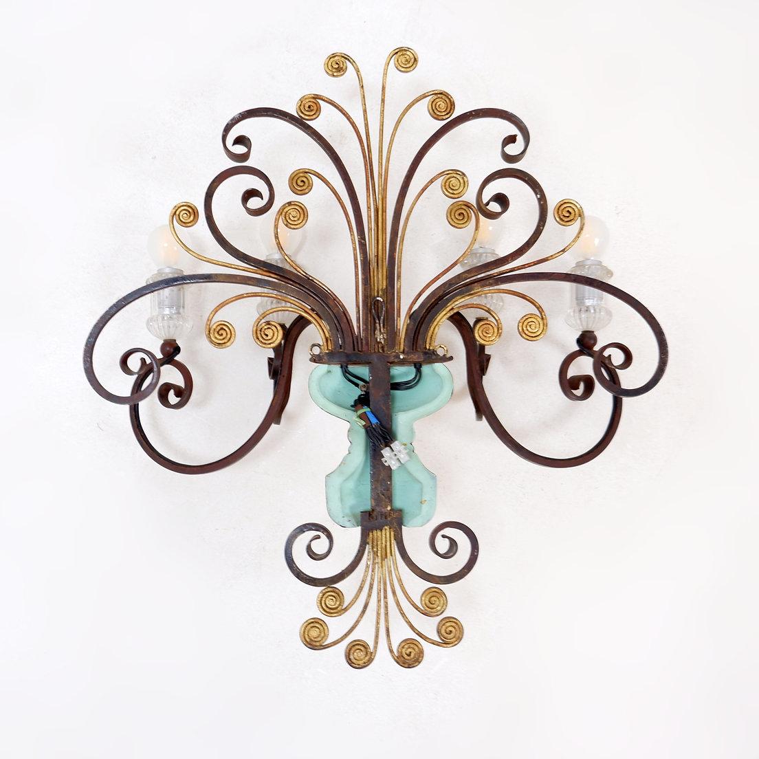 Wrought iron and glass sconce in the style of Maison Baguès im Zustand „Gut“ im Angebot in Linkebeek, BE