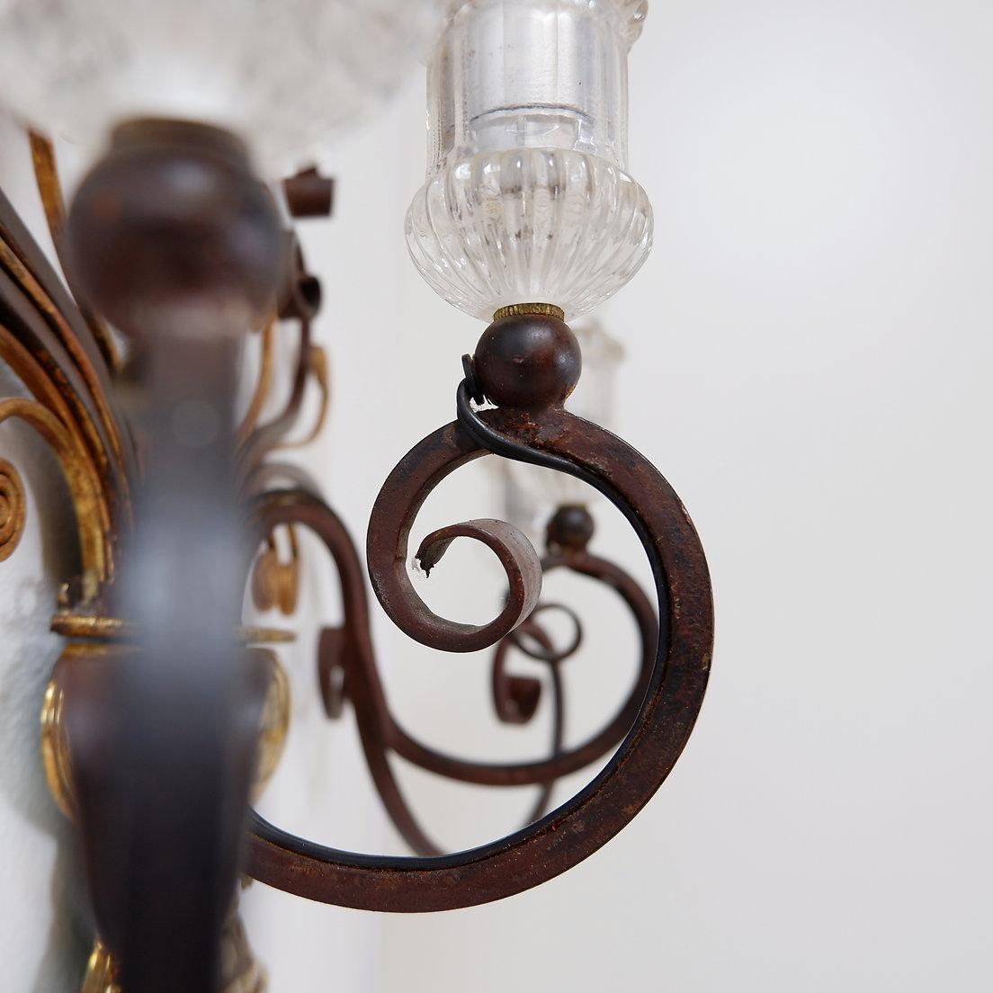 Wrought iron and glass sconce in the style of Maison Baguès (20. Jahrhundert) im Angebot
