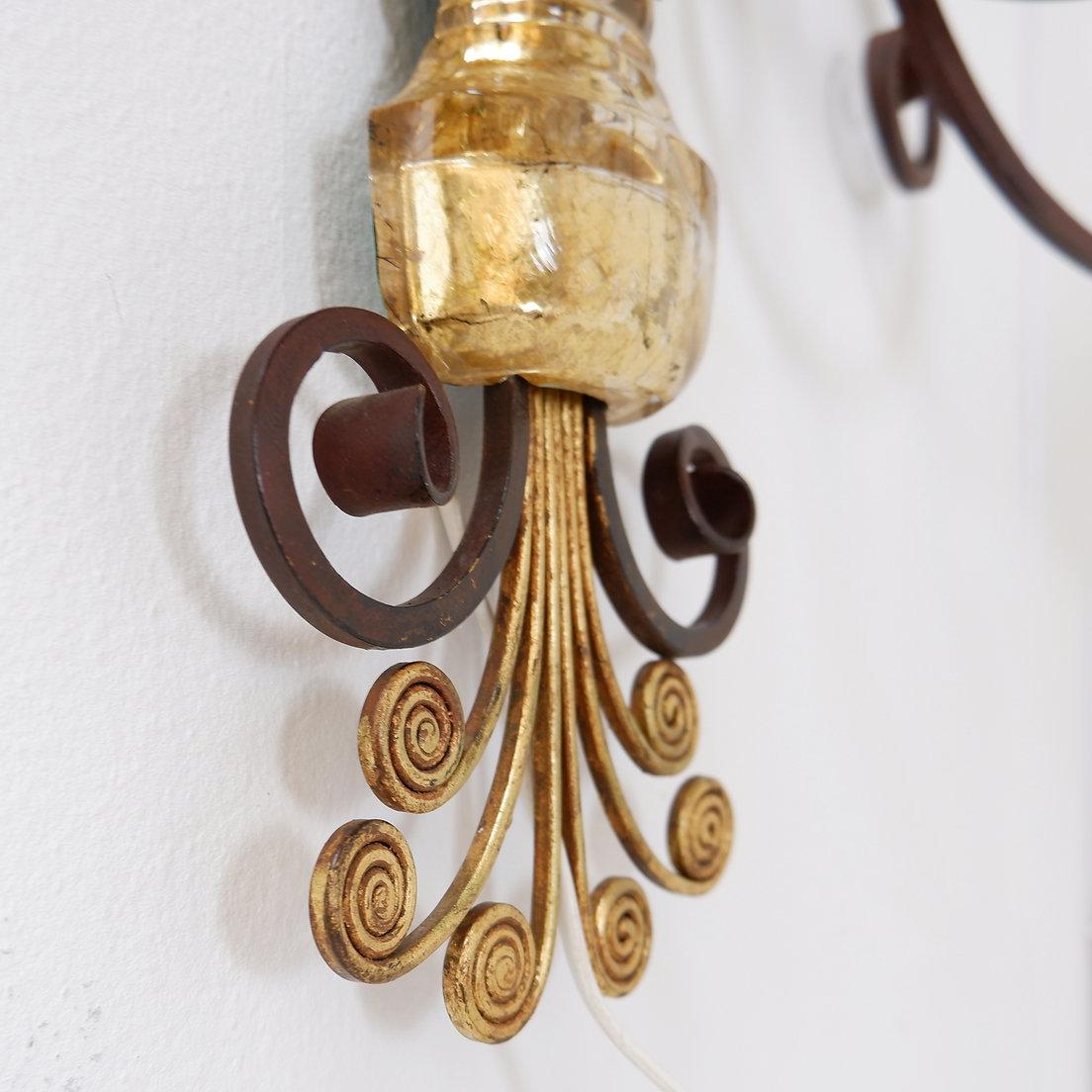 Wrought iron and glass sconce in the style of Maison Baguès (Glaskunst) im Angebot