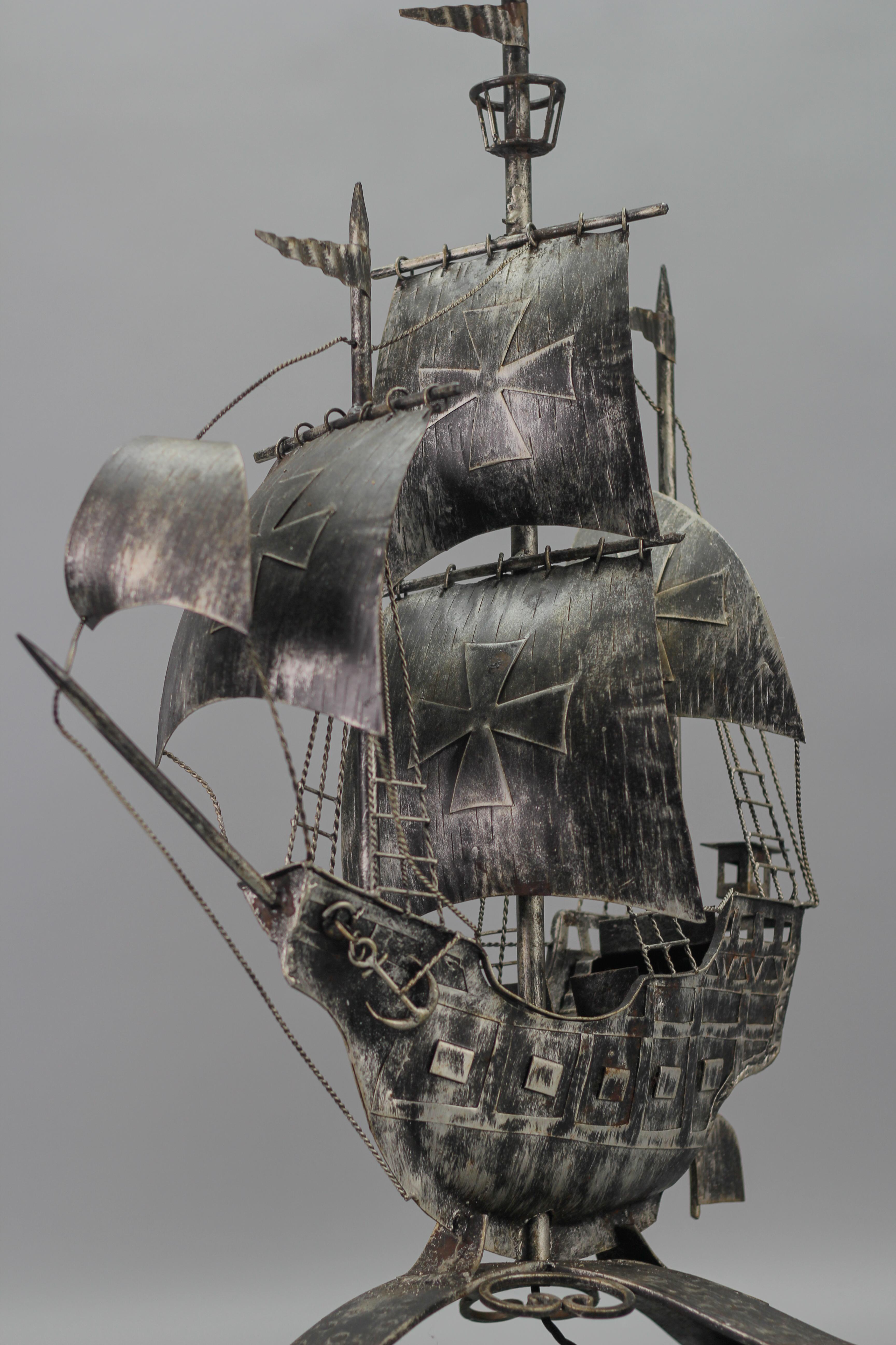 Spanische schmiedeeiserne und glasierte Galleon-Stehleuchte in Form eines Segelschiffes, 1950er Jahre im Angebot 4