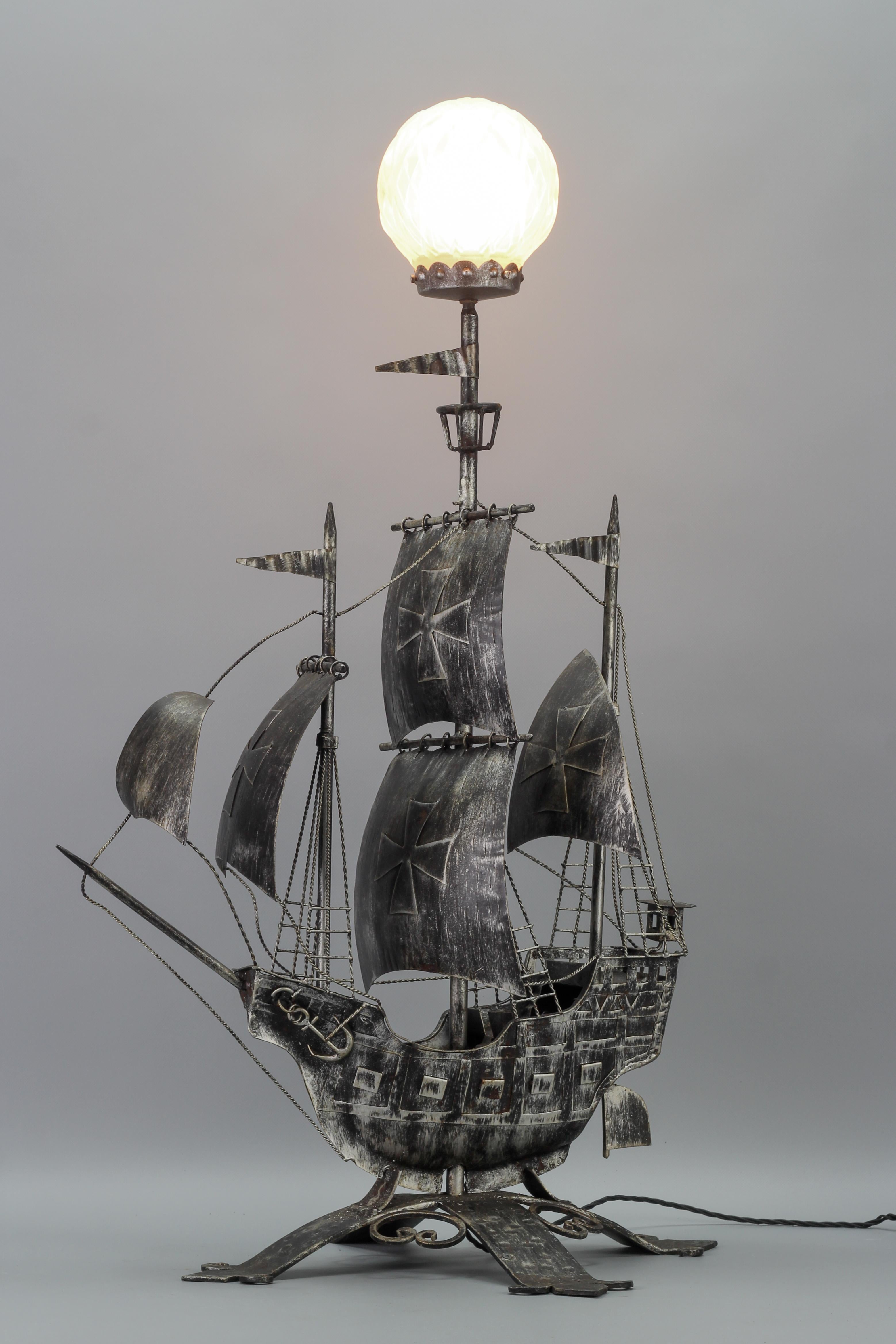Spanische schmiedeeiserne und glasierte Galleon-Stehleuchte in Form eines Segelschiffes, 1950er Jahre im Angebot 9