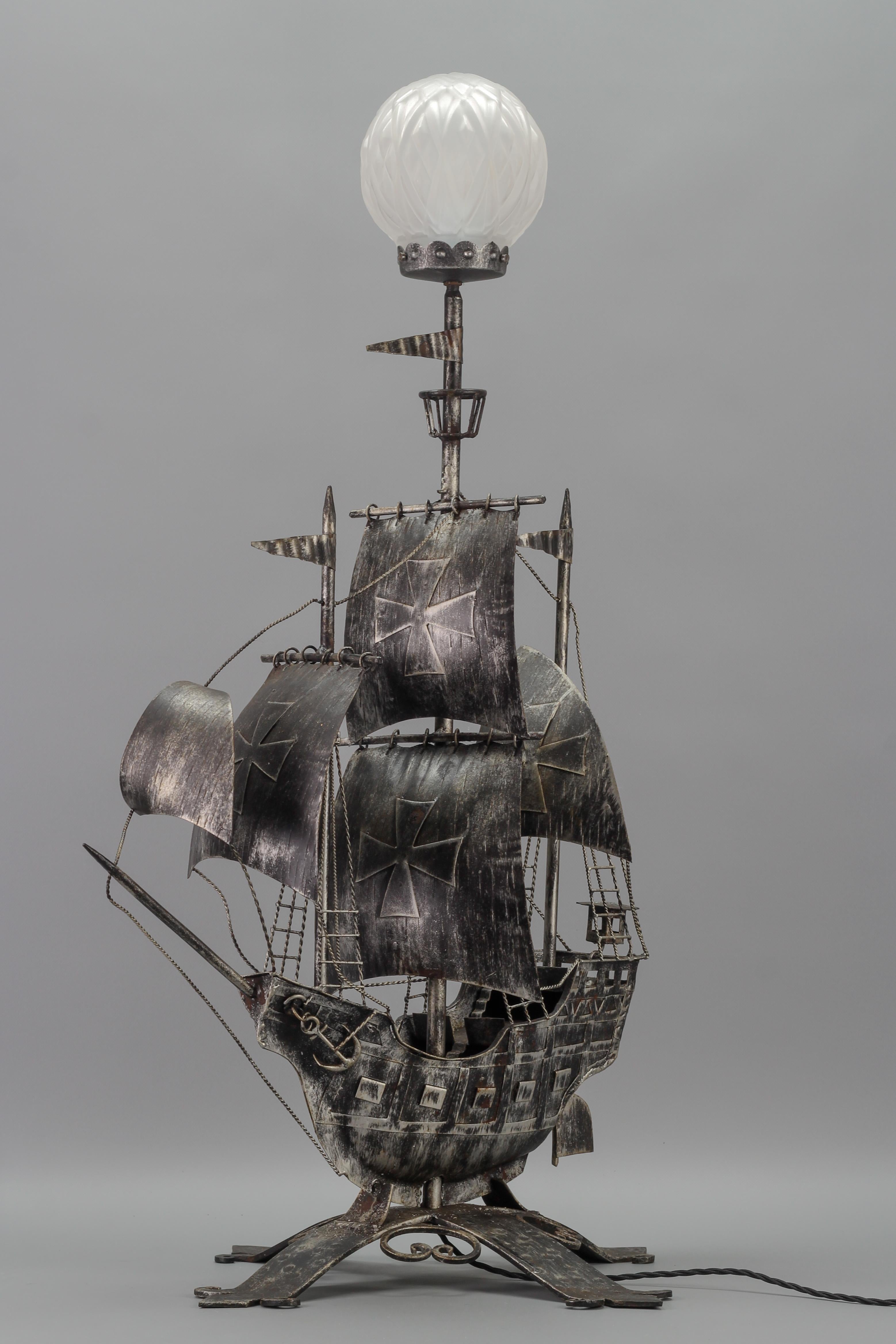 Spanische schmiedeeiserne und glasierte Galleon-Stehleuchte in Form eines Segelschiffes, 1950er Jahre im Angebot 10
