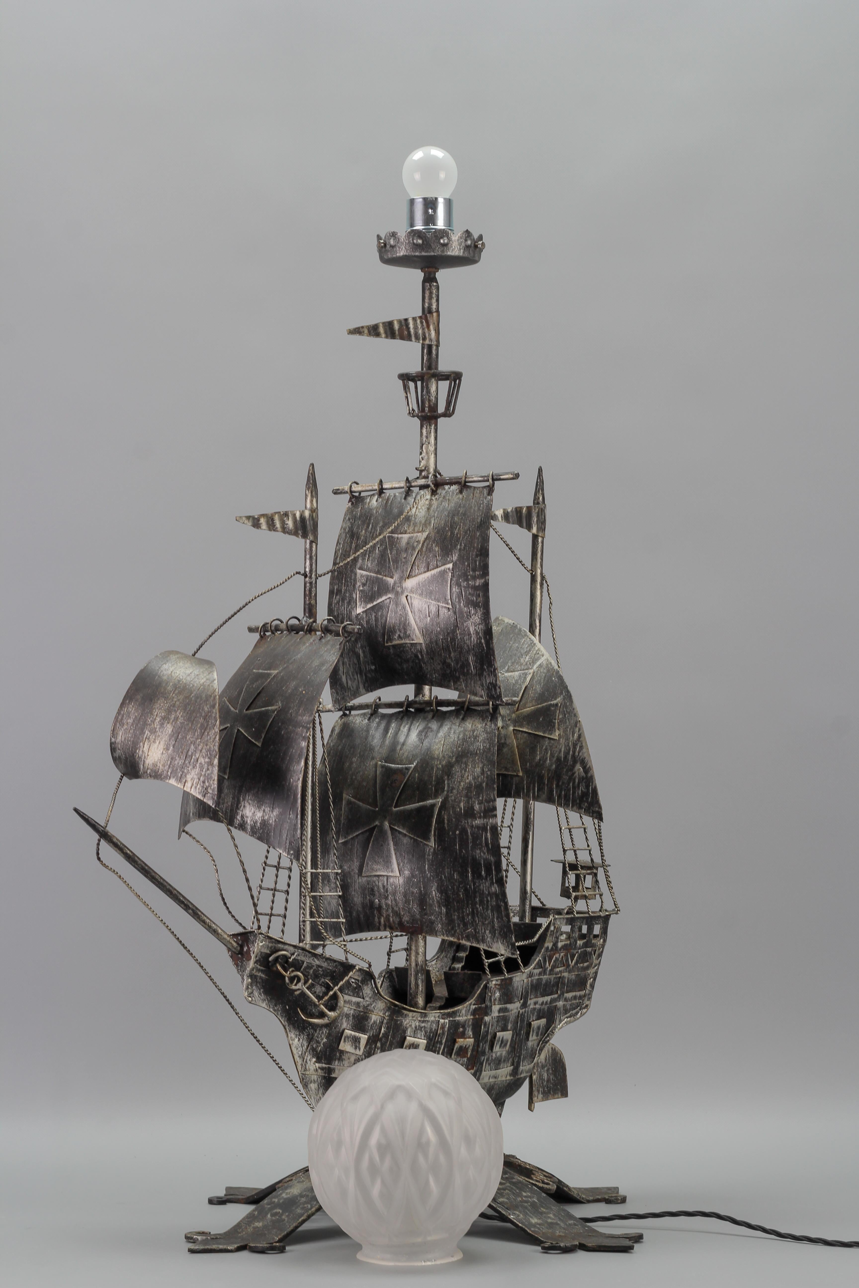 Spanische schmiedeeiserne und glasierte Galleon-Stehleuchte in Form eines Segelschiffes, 1950er Jahre im Angebot 11