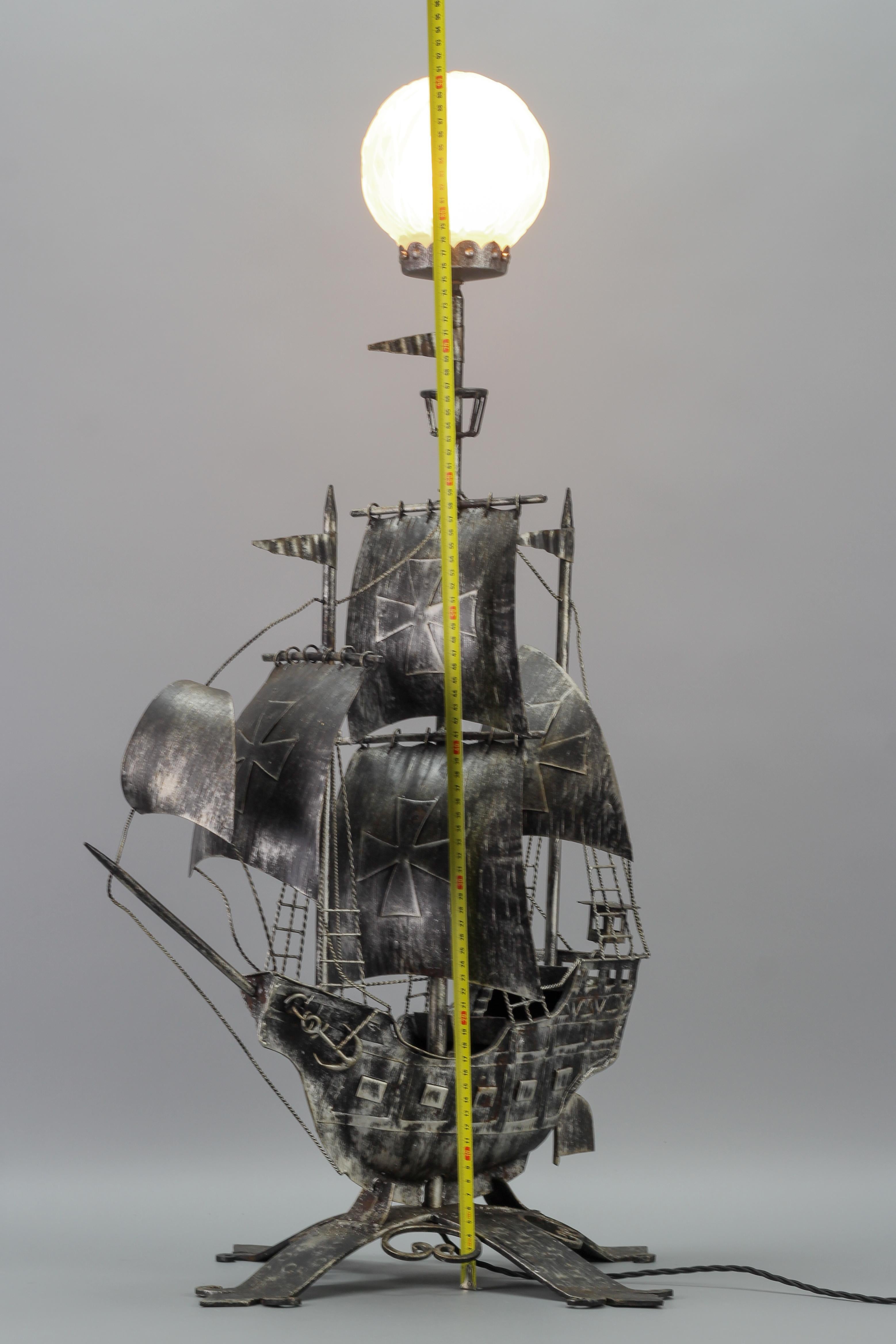 Spanische schmiedeeiserne und glasierte Galleon-Stehleuchte in Form eines Segelschiffes, 1950er Jahre im Angebot 12