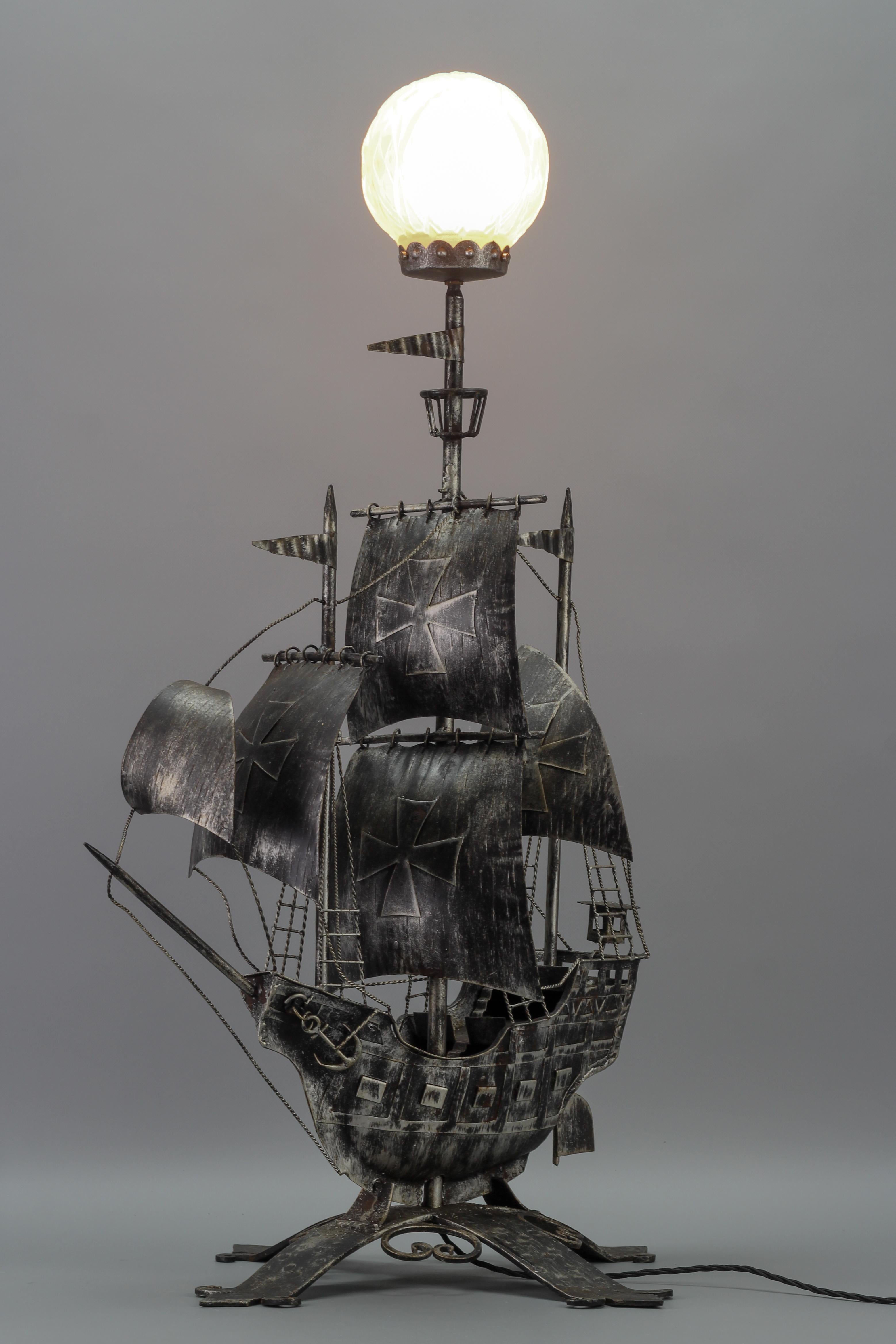 Spanische schmiedeeiserne und glasierte Galleon-Stehleuchte in Form eines Segelschiffes, 1950er Jahre im Angebot 13