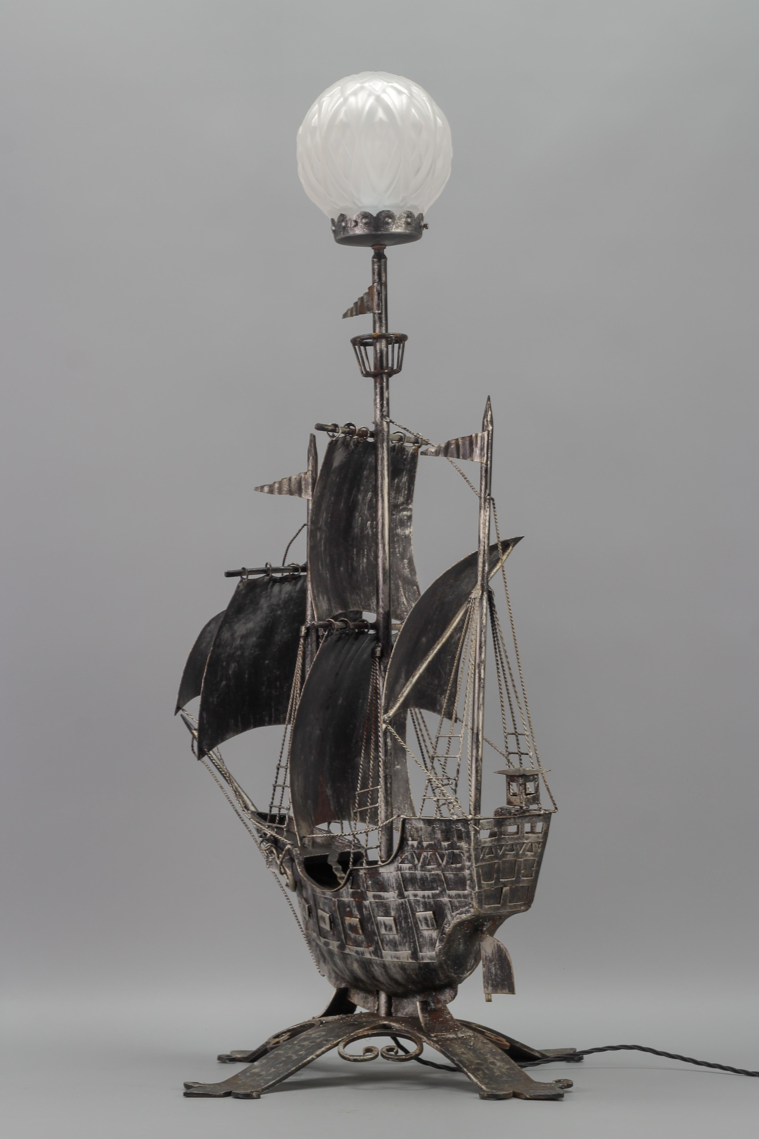 Spanische schmiedeeiserne und glasierte Galleon-Stehleuchte in Form eines Segelschiffes, 1950er Jahre (Rustikal) im Angebot
