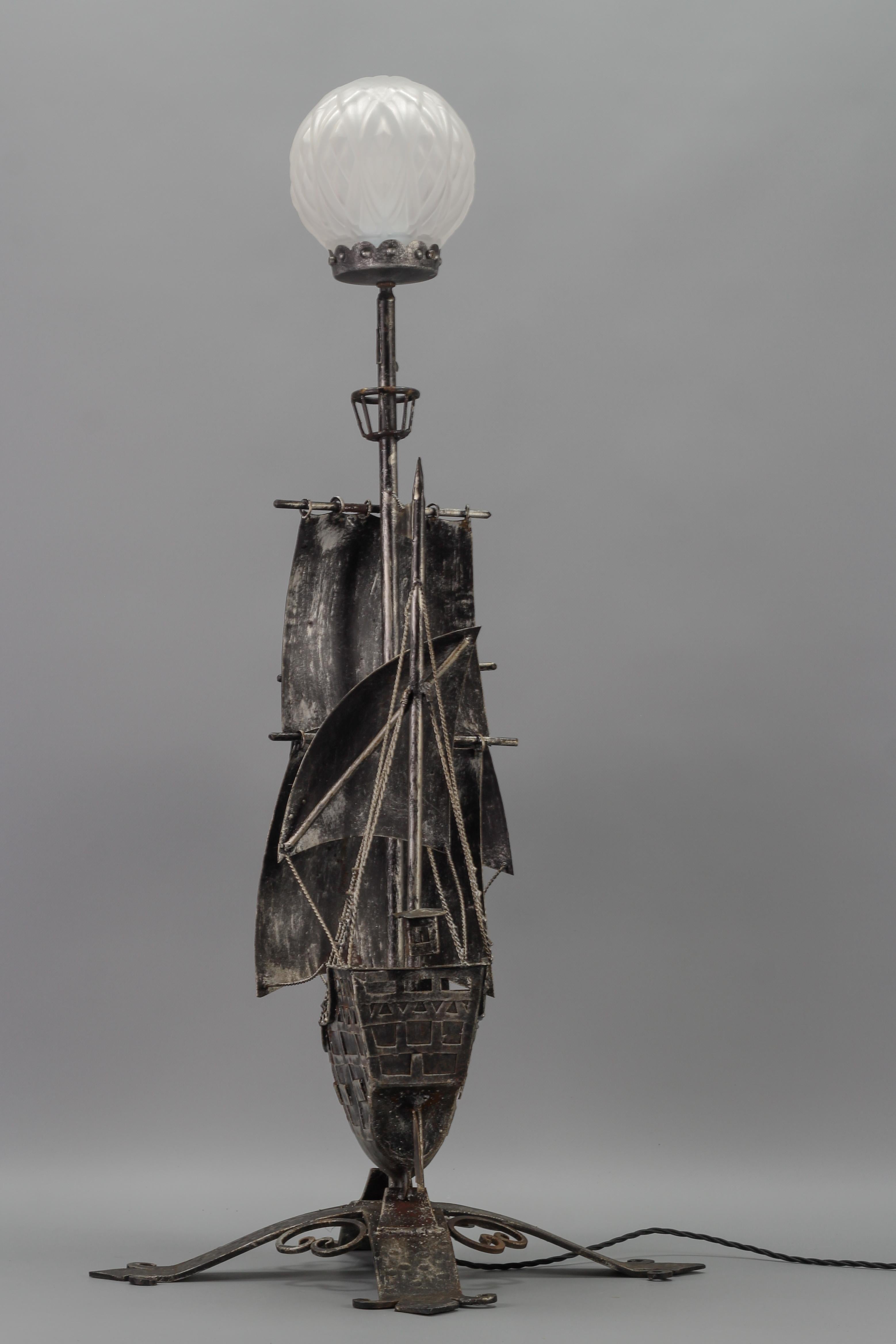 Spanische schmiedeeiserne und glasierte Galleon-Stehleuchte in Form eines Segelschiffes, 1950er Jahre (Mattiert) im Angebot