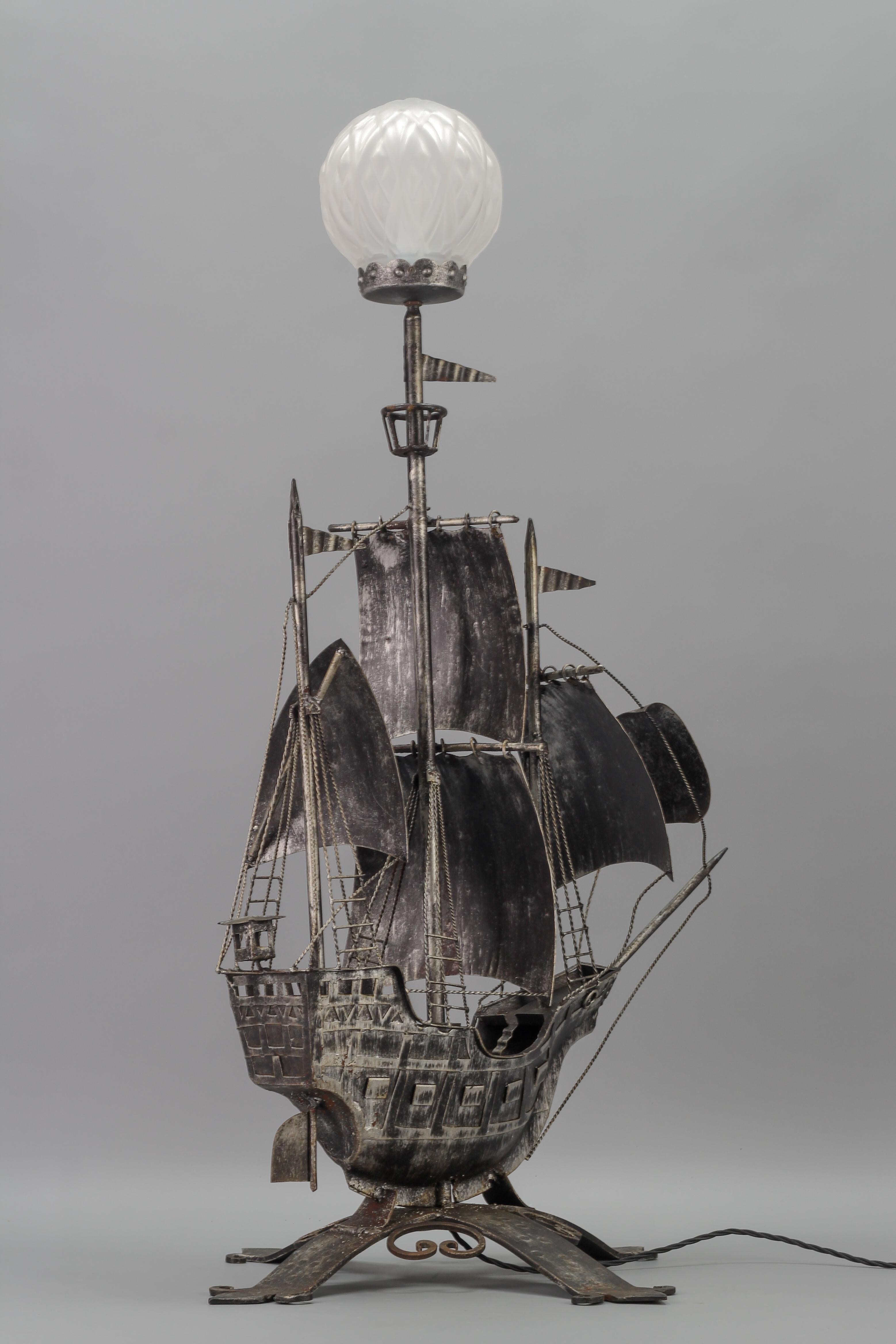 Spanische schmiedeeiserne und glasierte Galleon-Stehleuchte in Form eines Segelschiffes, 1950er Jahre im Zustand „Gut“ im Angebot in Barntrup, DE