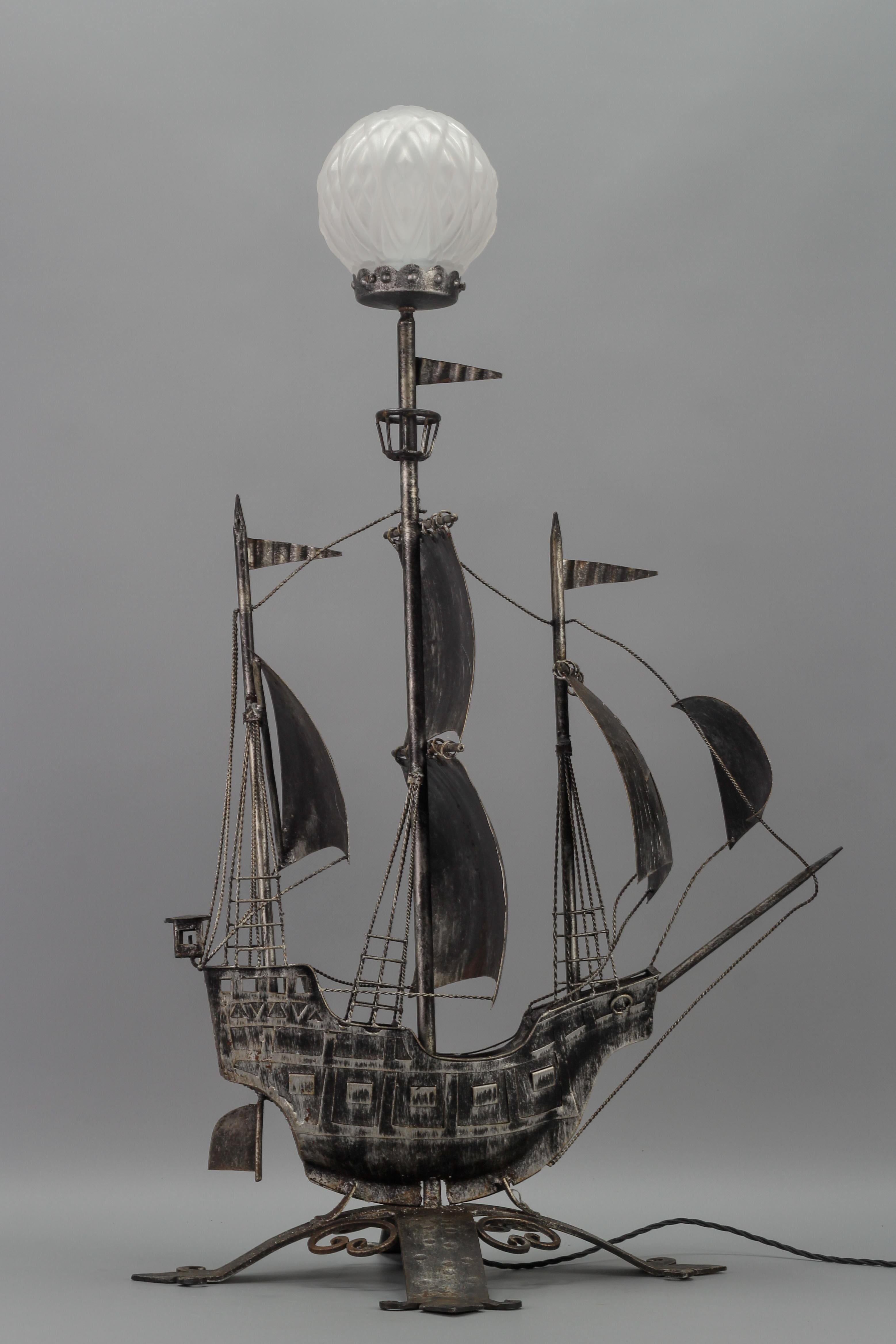 Spanische schmiedeeiserne und glasierte Galleon-Stehleuchte in Form eines Segelschiffes, 1950er Jahre (Mitte des 20. Jahrhunderts) im Angebot