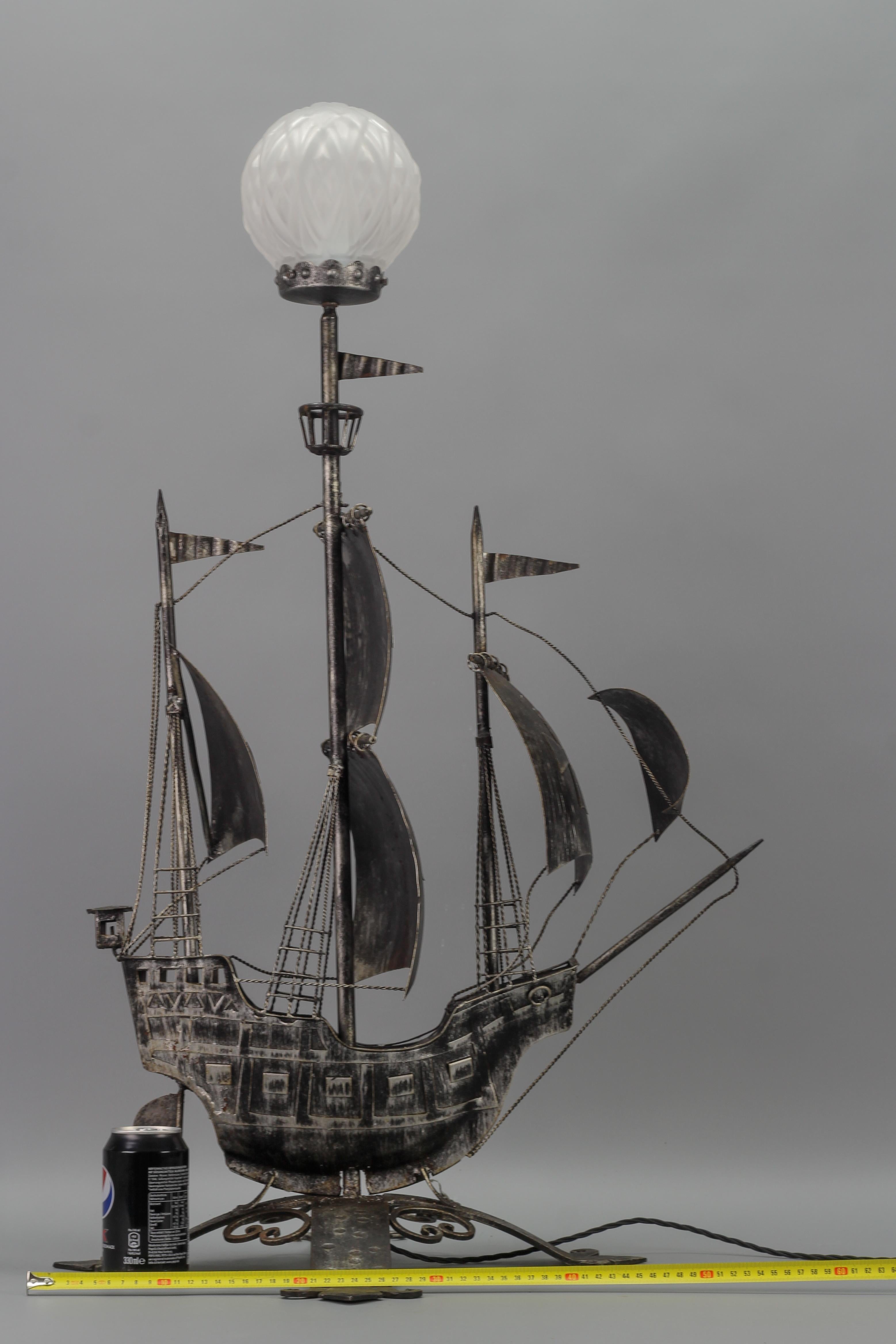 Spanische schmiedeeiserne und glasierte Galleon-Stehleuchte in Form eines Segelschiffes, 1950er Jahre (Glas) im Angebot