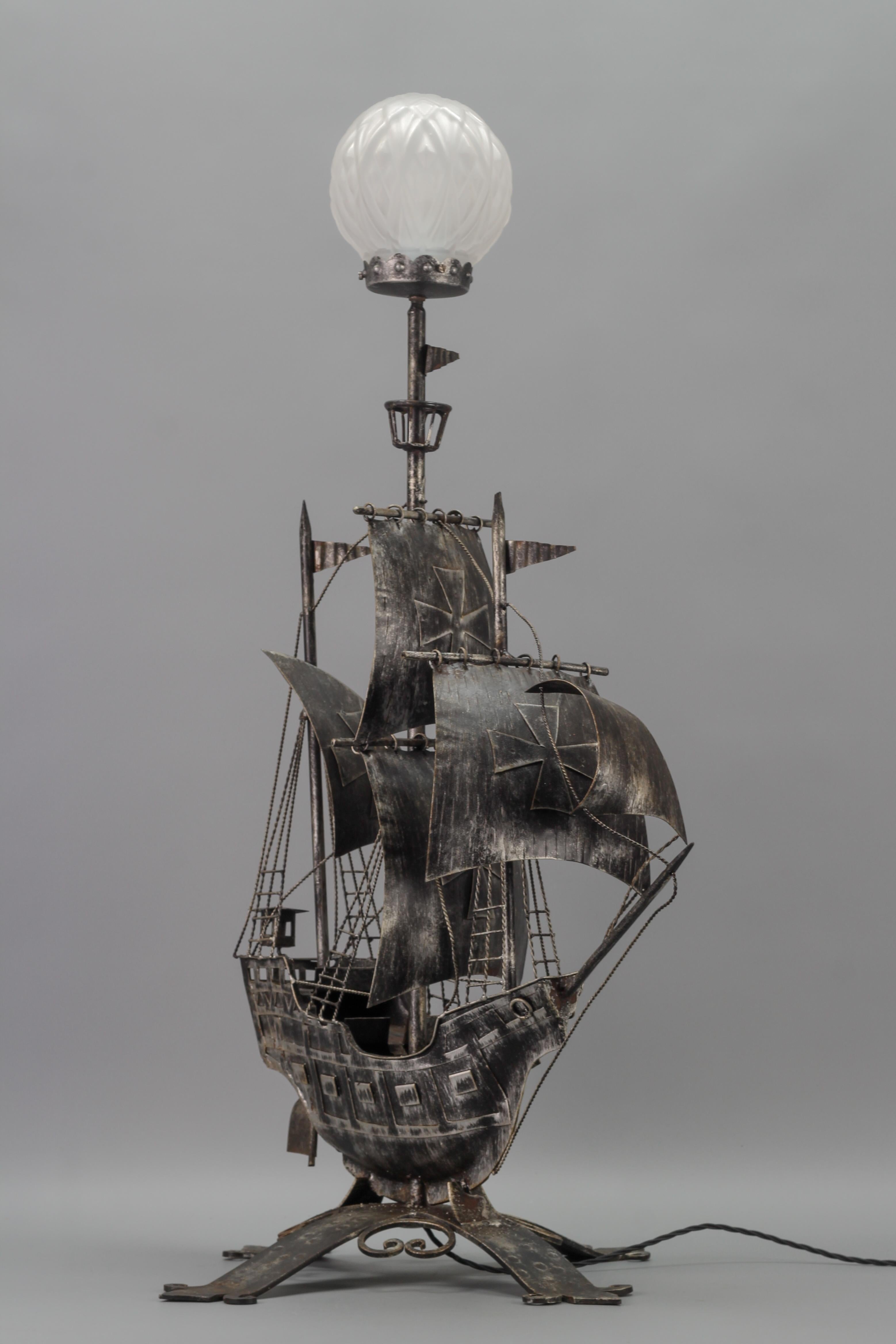 Spanische schmiedeeiserne und glasierte Galleon-Stehleuchte in Form eines Segelschiffes, 1950er Jahre im Angebot 1