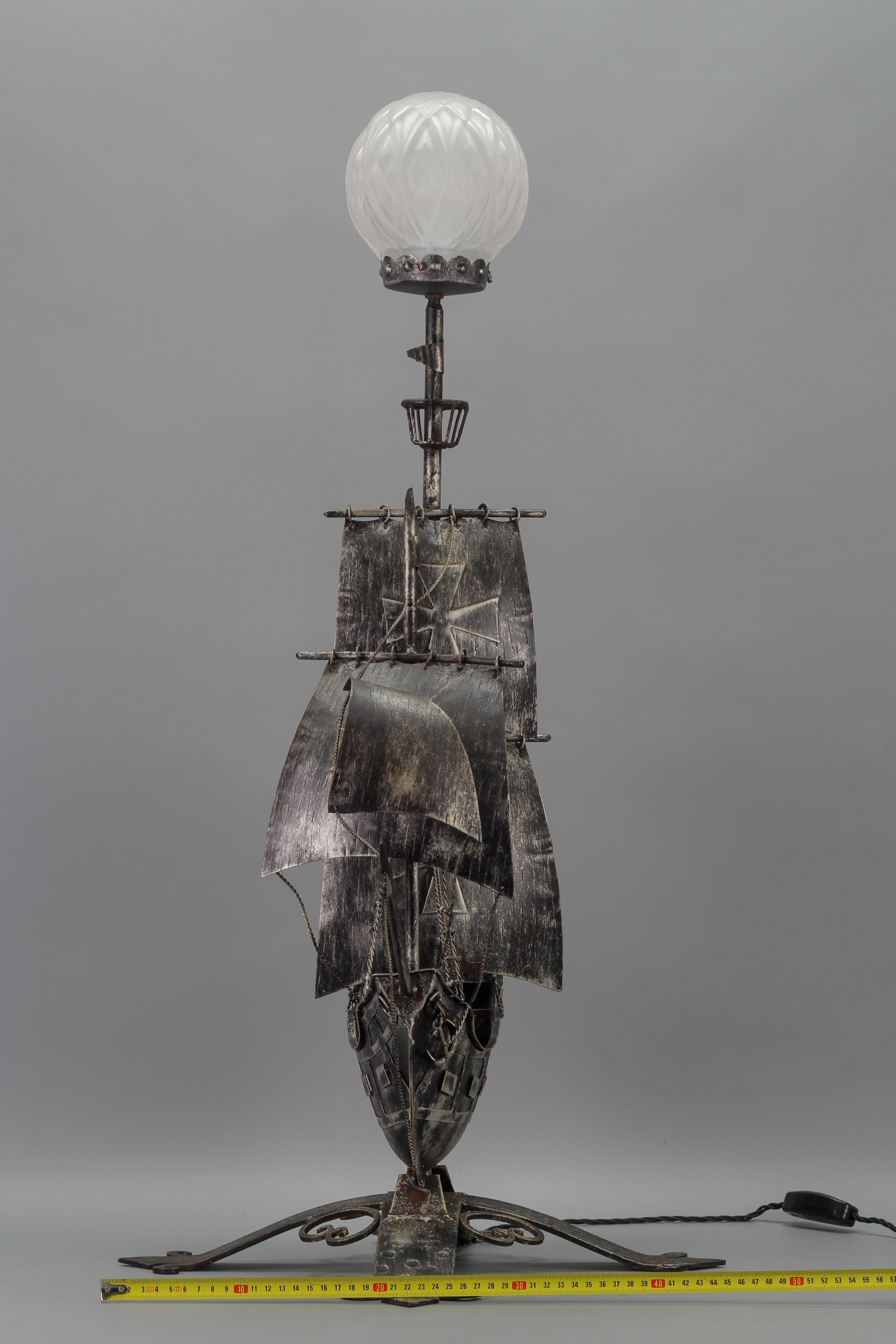 Spanische schmiedeeiserne und glasierte Galleon-Stehleuchte in Form eines Segelschiffes, 1950er Jahre im Angebot 2