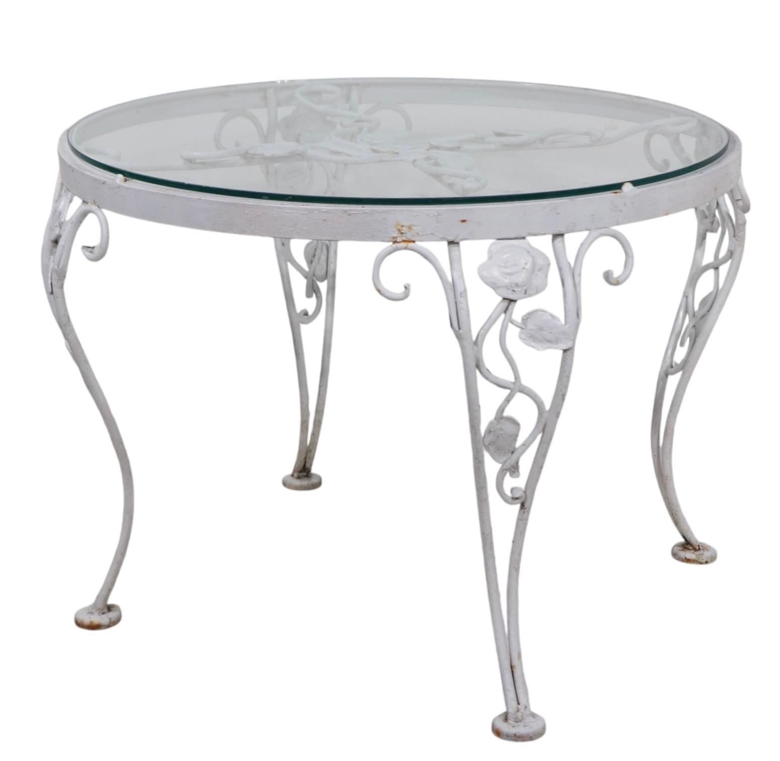 Mesa auxiliar Woodard Chantilly Rose de hierro forjado y cristal c. 1950/60 3