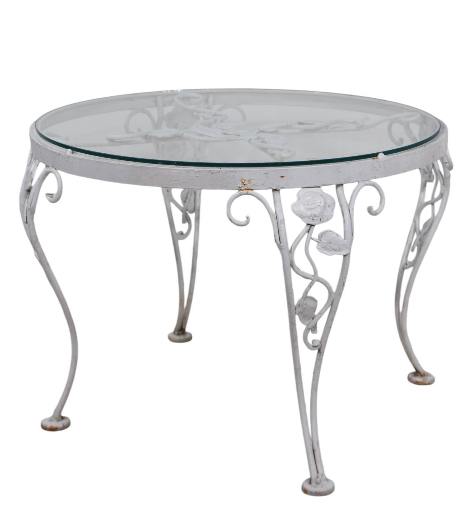 Mesa auxiliar Woodard Chantilly Rose de hierro forjado y cristal c. 1950/60 4