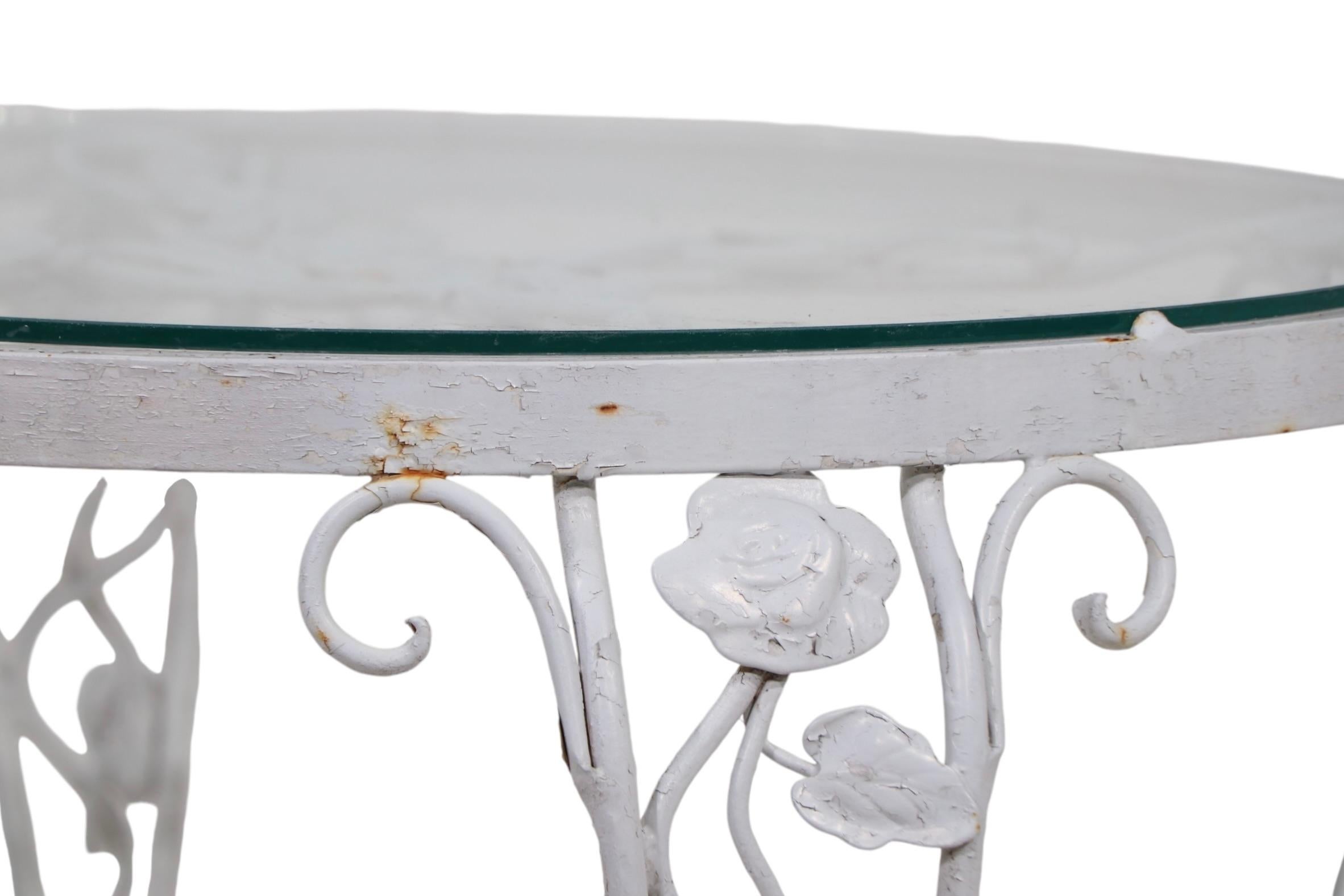 Mesa auxiliar Woodard Chantilly Rose de hierro forjado y cristal c. 1950/60 5