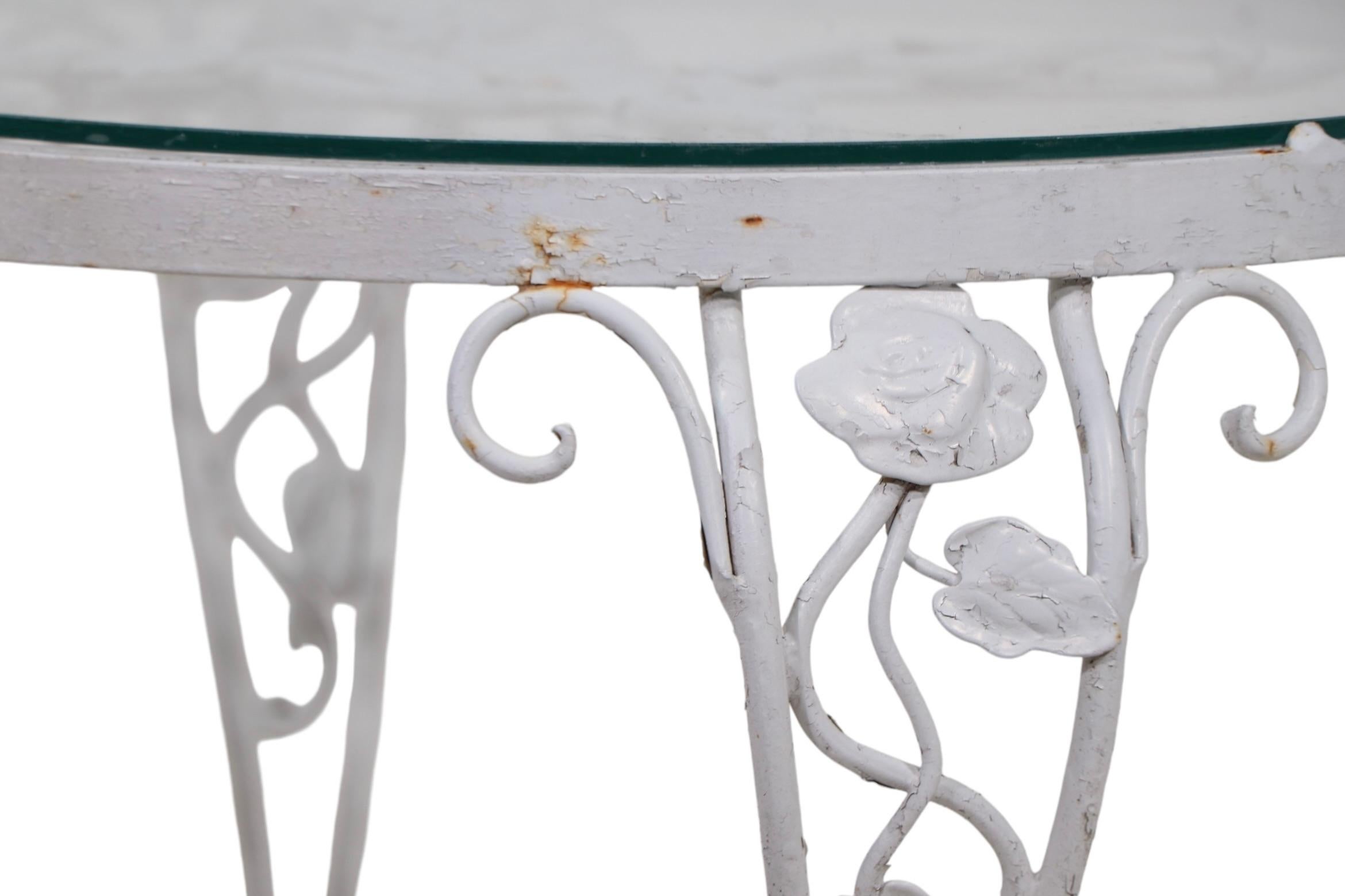 Mesa auxiliar Woodard Chantilly Rose de hierro forjado y cristal c. 1950/60 6