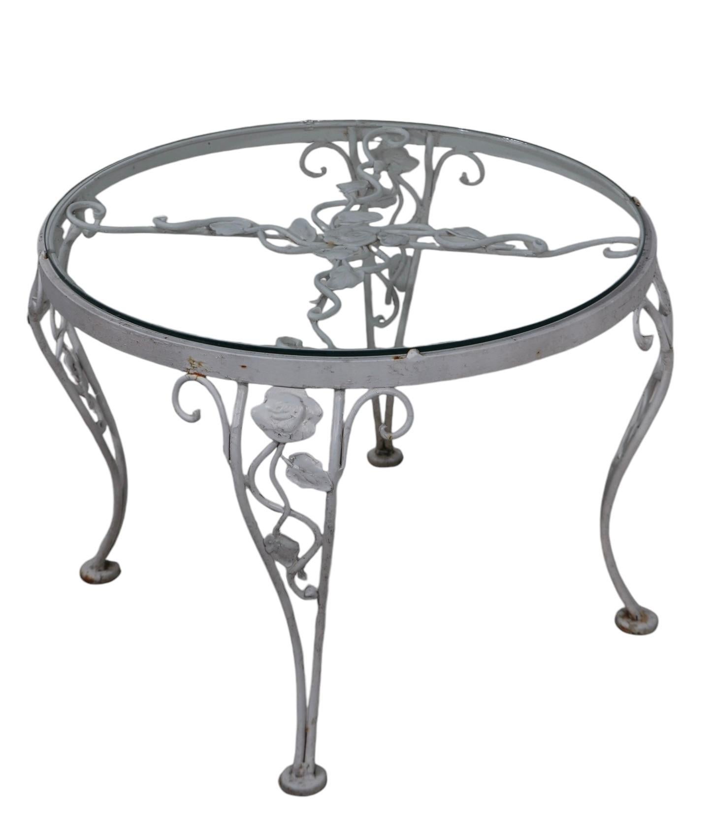 Encantadora mesa auxiliar o auxiliar Woodard con motivo de rosa de Chantilly, con base decorativa de follaje de rosa y tapa de cristal original. Este ejemplar está en muy buen estado, original, limpio y listo para su uso, mostrando sólo un ligero