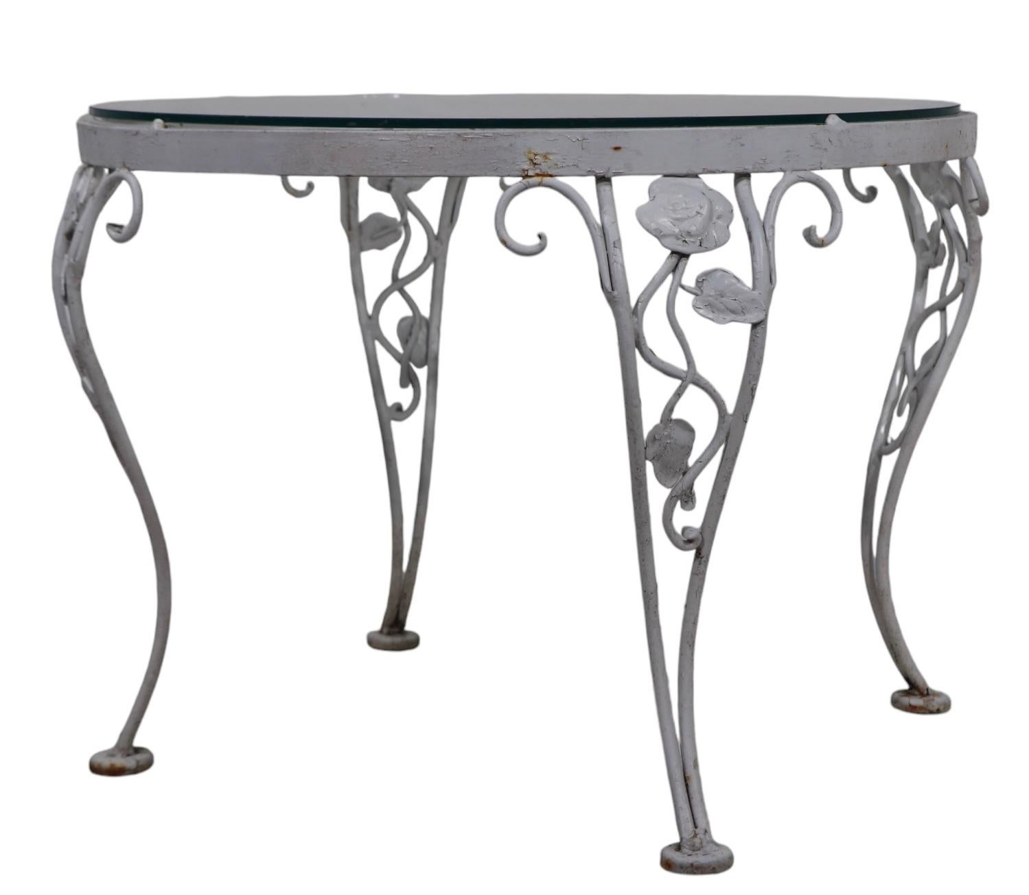 Mesa auxiliar Woodard Chantilly Rose de hierro forjado y cristal c. 1950/60 Regencia de Hollywood
