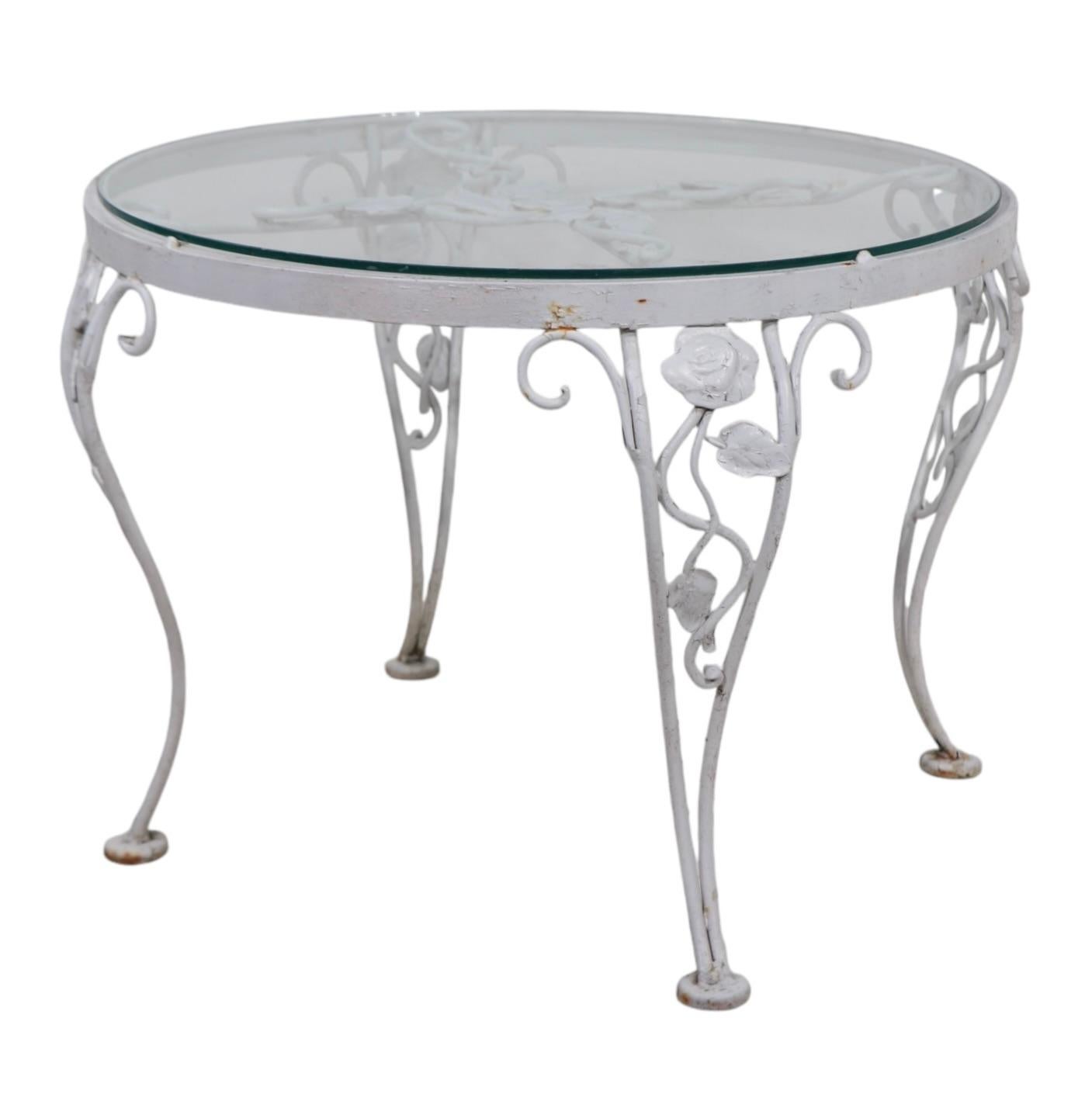 Mesa auxiliar Woodard Chantilly Rose de hierro forjado y cristal c. 1950/60 en Bueno Estado en New York, NY