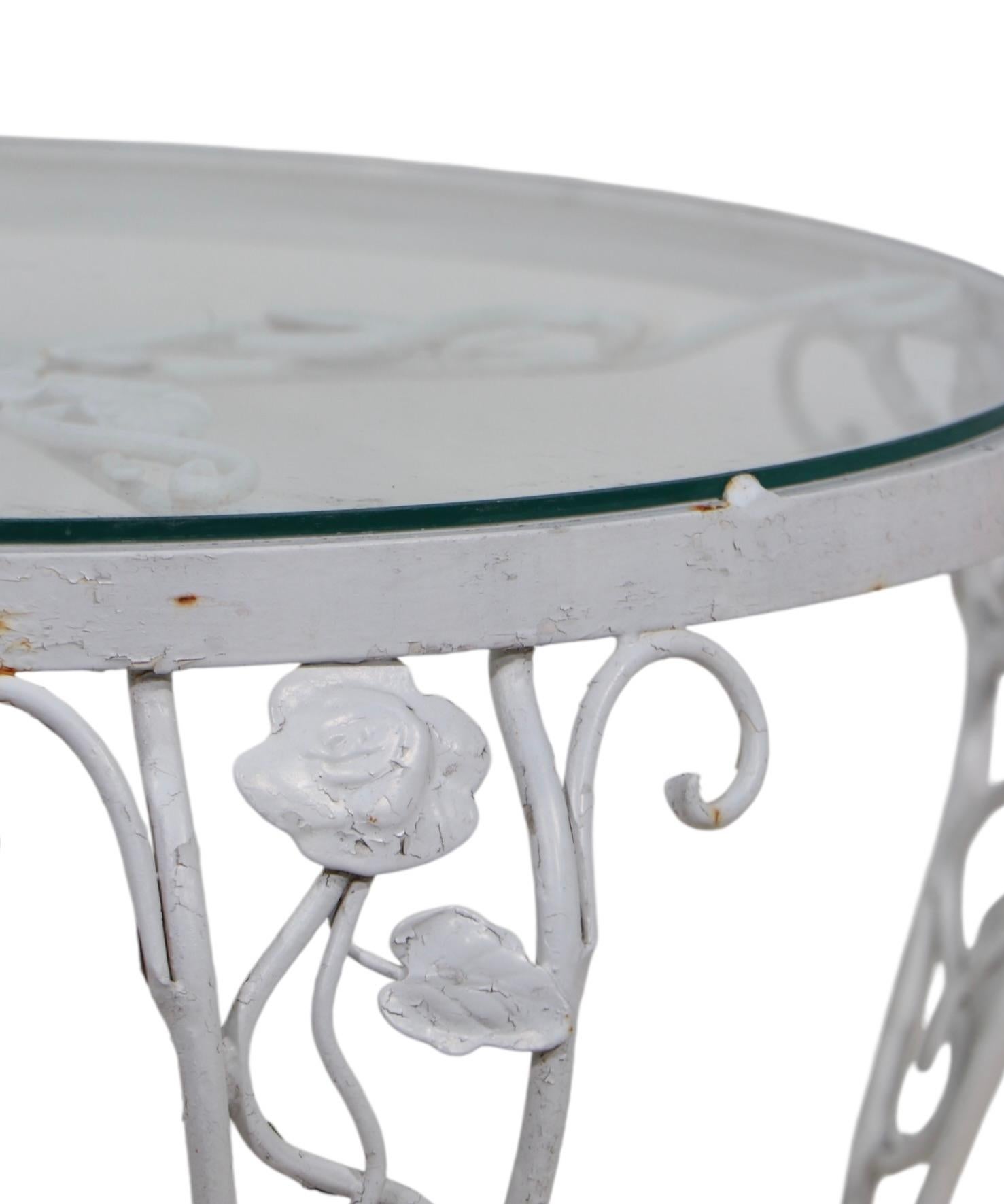 Mesa auxiliar Woodard Chantilly Rose de hierro forjado y cristal c. 1950/60 Vidrio