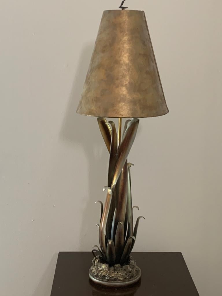 Skulpturale Lampe von Lam Lee Group/Leeazanne, 1990er Jahre. Geschmiedeter und patinierter Metallkorpus, getupfter goldfarbener Kunstlederschirm. Europäische Steckdose (bis zu 250 V).