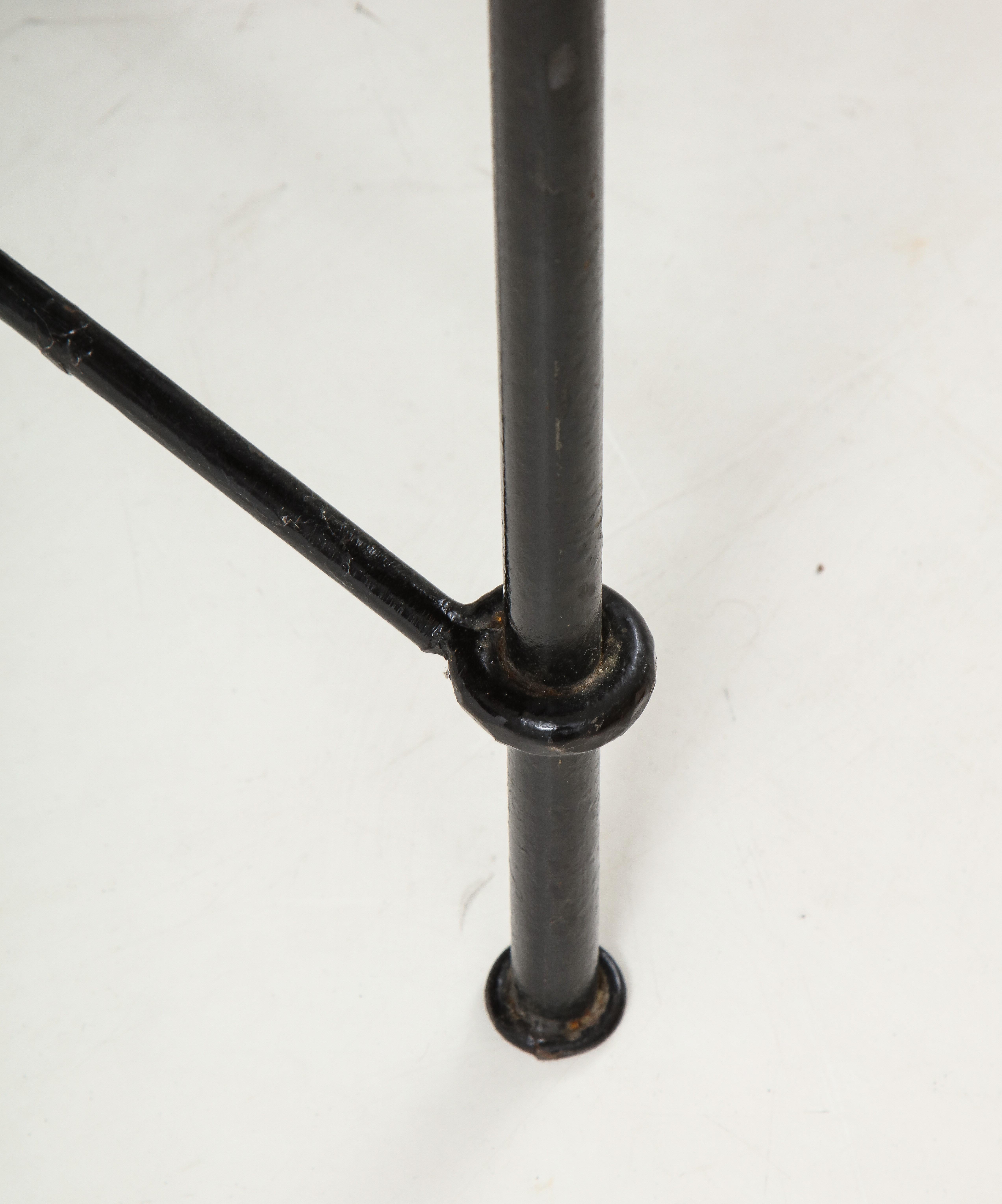 Table d'appoint en fer forgé et cuir, France, années 1940 en vente 2