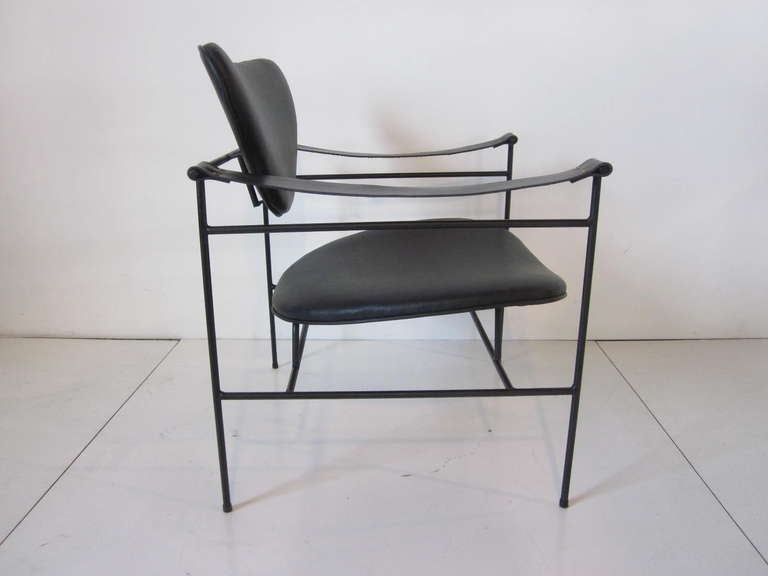 Mid-Century Modern Fauteuil de salon en cuir et fer du milieu du siècle dernier en vente