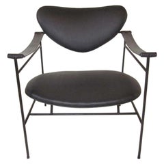 Fauteuil de salon en cuir et fer du milieu du siècle dernier