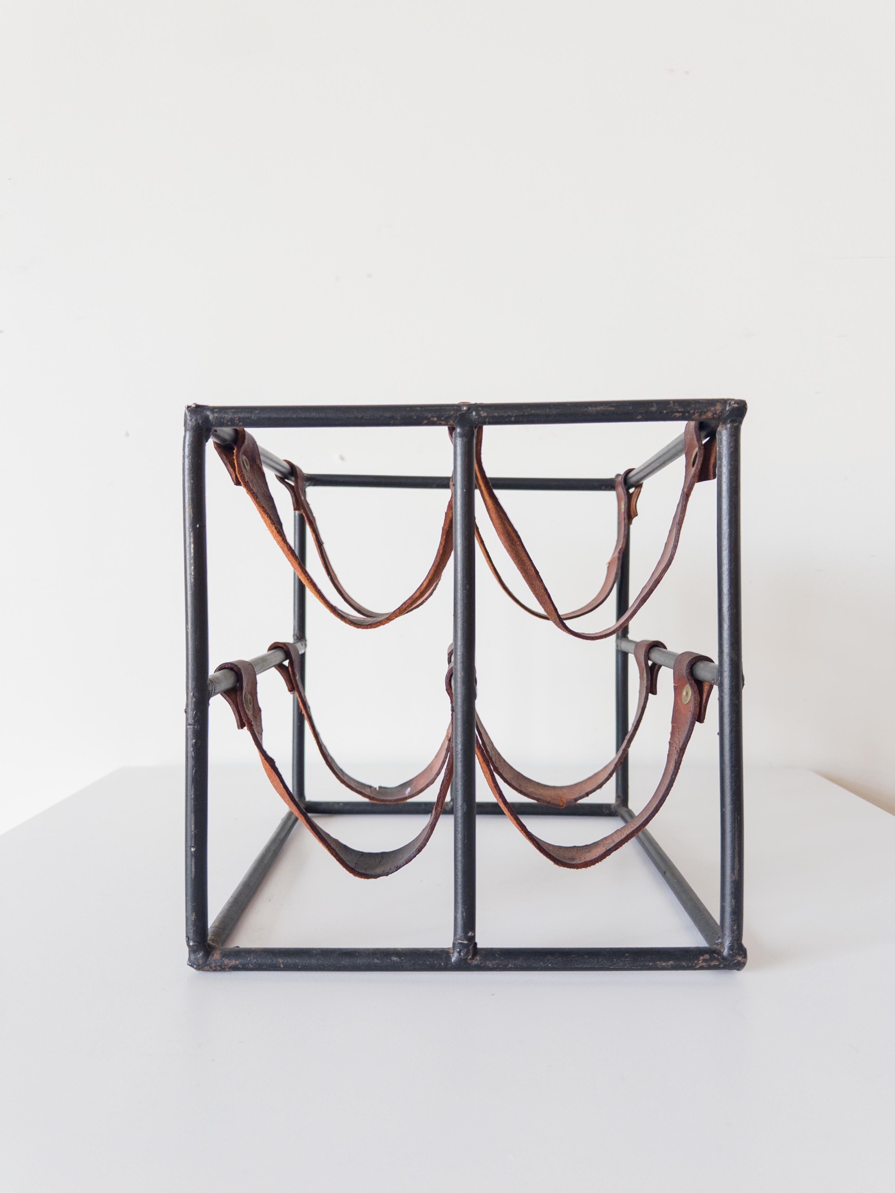 Portabottiglie moderno della metà del secolo scorso di Arthur Umanoff per Shaver Howard, composto da otto portacinture in cuoio e da una struttura in ferro battuto. Tutto originale, sembra essere stato usato a malapena, dato che la pelle è in