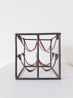 Portabottiglie in ferro battuto e pelle di Arthur Umanoff