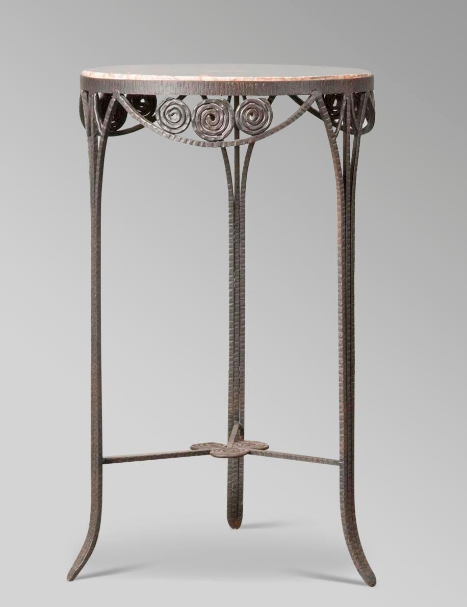 Nice Art Deco table.
The base is a tripod, this is made of wrought iron.
The design is typical French Art Deco, dated circa 1930. The table is not signed. The top is made of marble.
