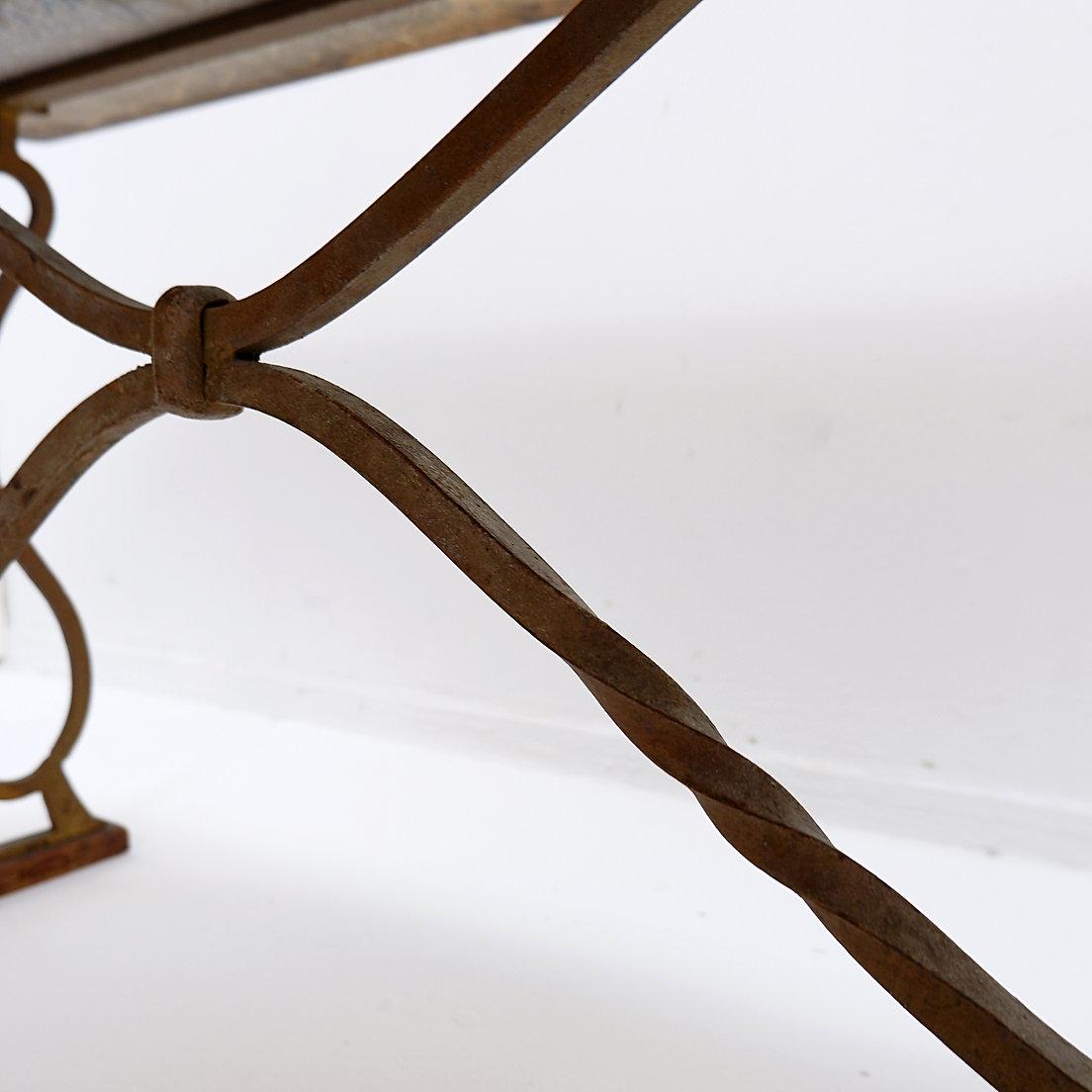 Mesa de centro de hierro forjado y mármol al estilo de Gilbert Poillerat en venta 5