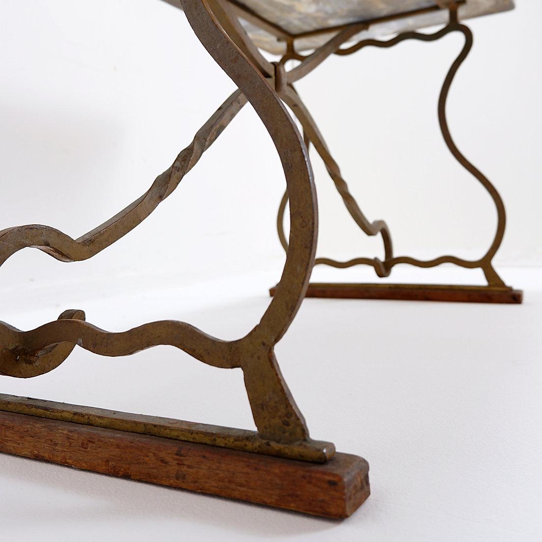 Mesa de centro de hierro forjado y mármol al estilo de Gilbert Poillerat en venta 8