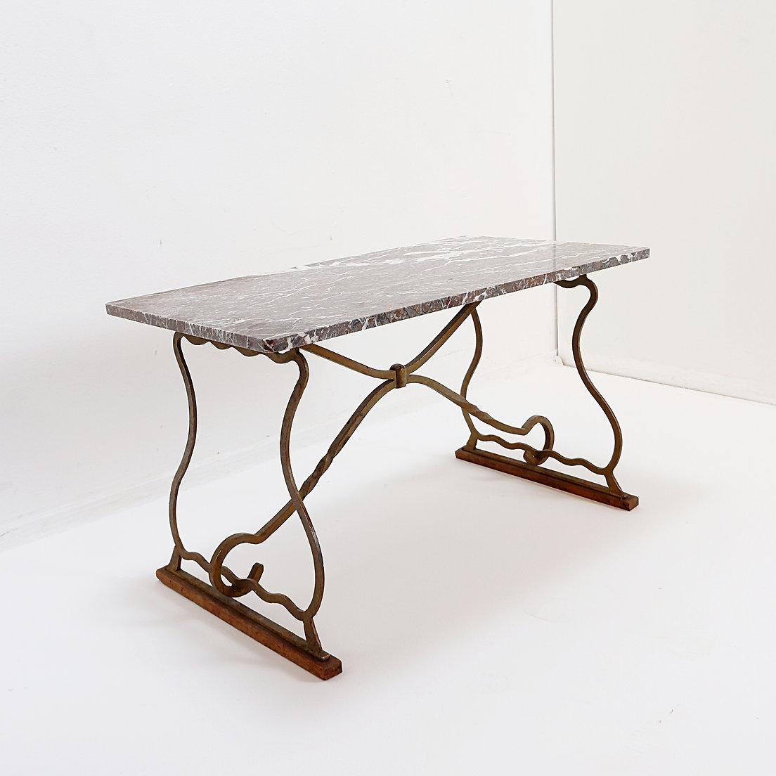 Mesa de centro de hierro forjado y mármol al estilo de Gilbert Poillerat siglo XX en venta