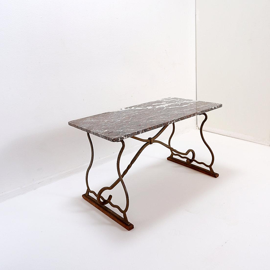 Mesa de centro de hierro forjado y mármol al estilo de Gilbert Poillerat Hierro forjado en venta