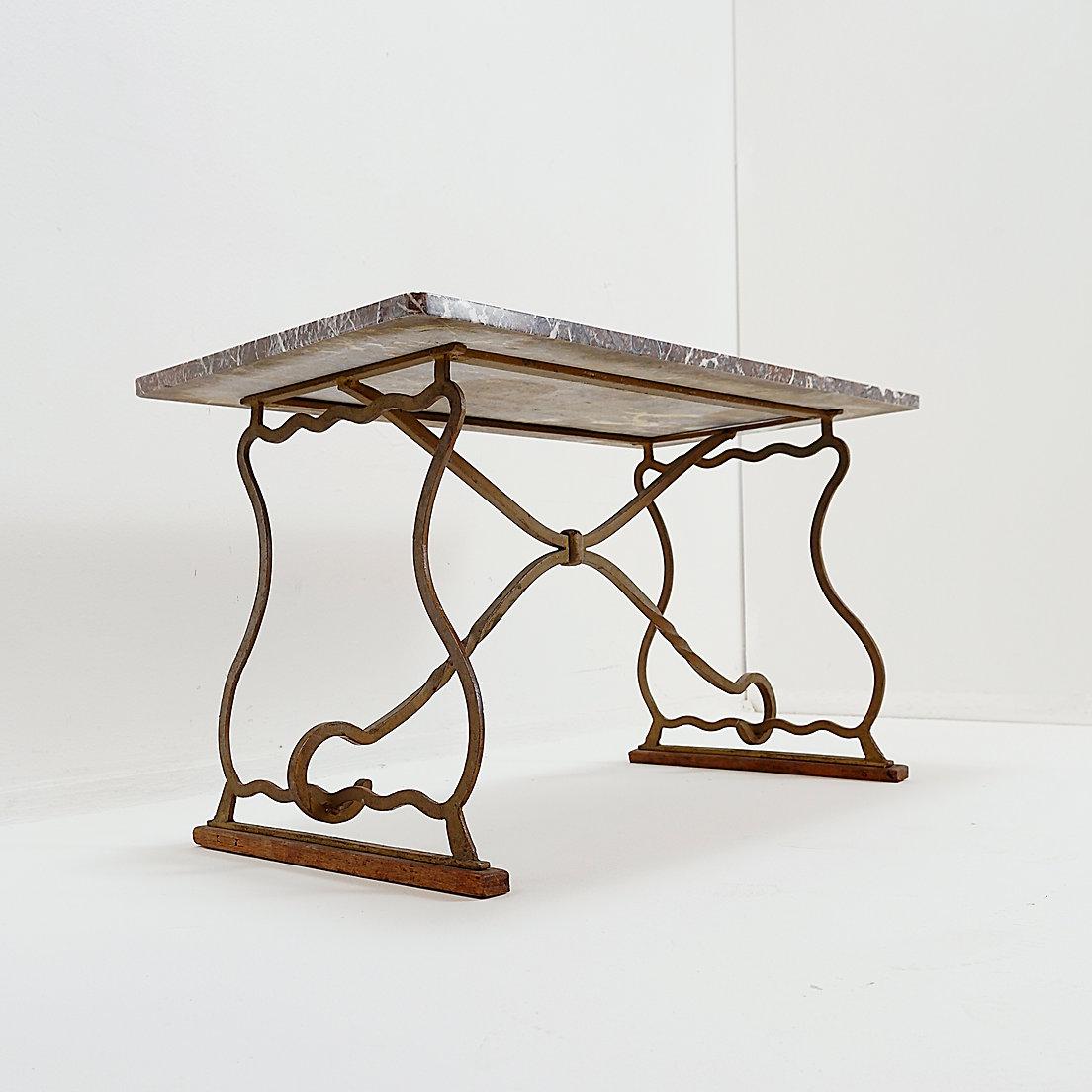 Mesa de centro de hierro forjado y mármol al estilo de Gilbert Poillerat en venta 1
