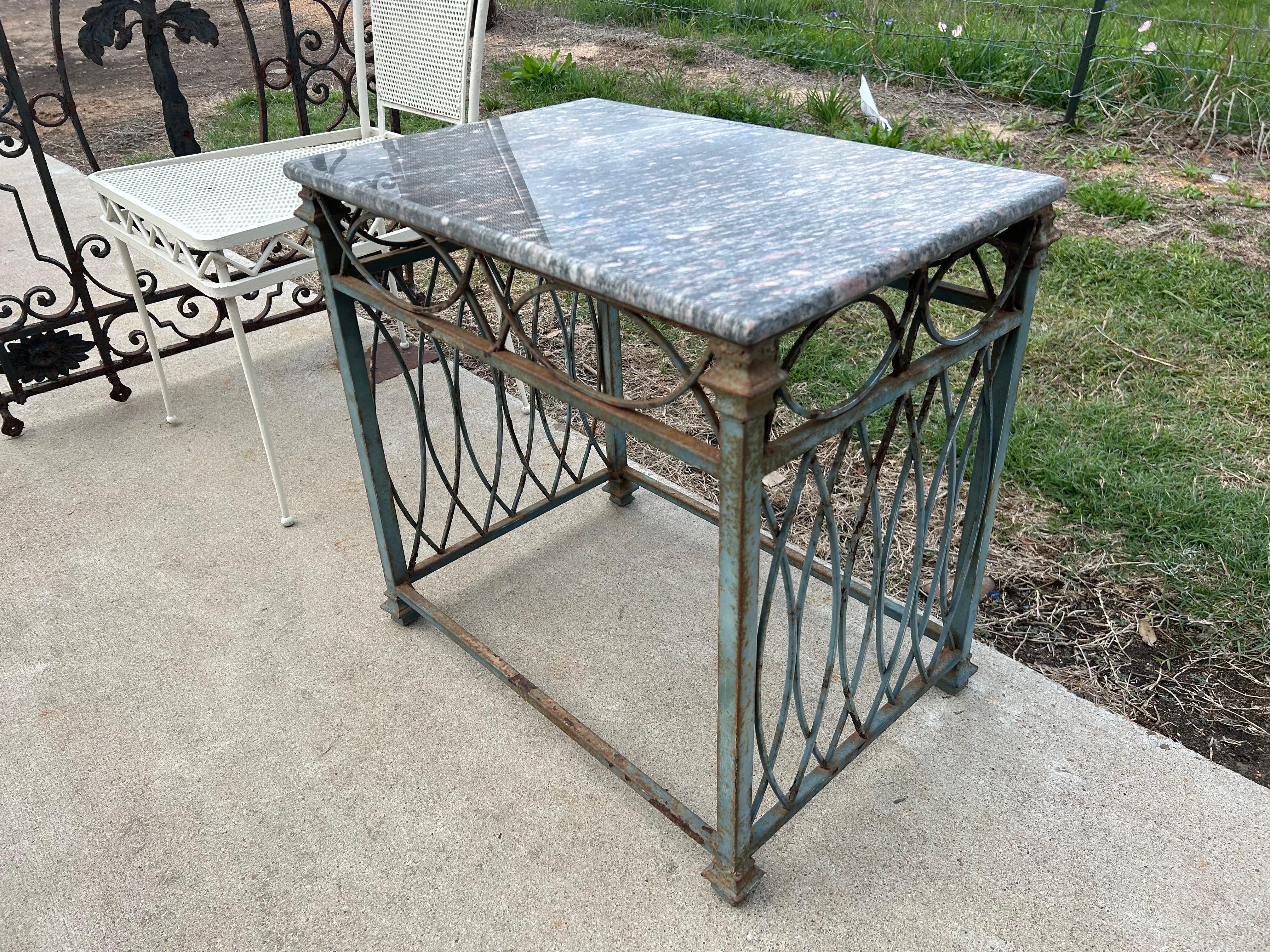 Art déco Table d'appoint en fer forgé et marbre en vente