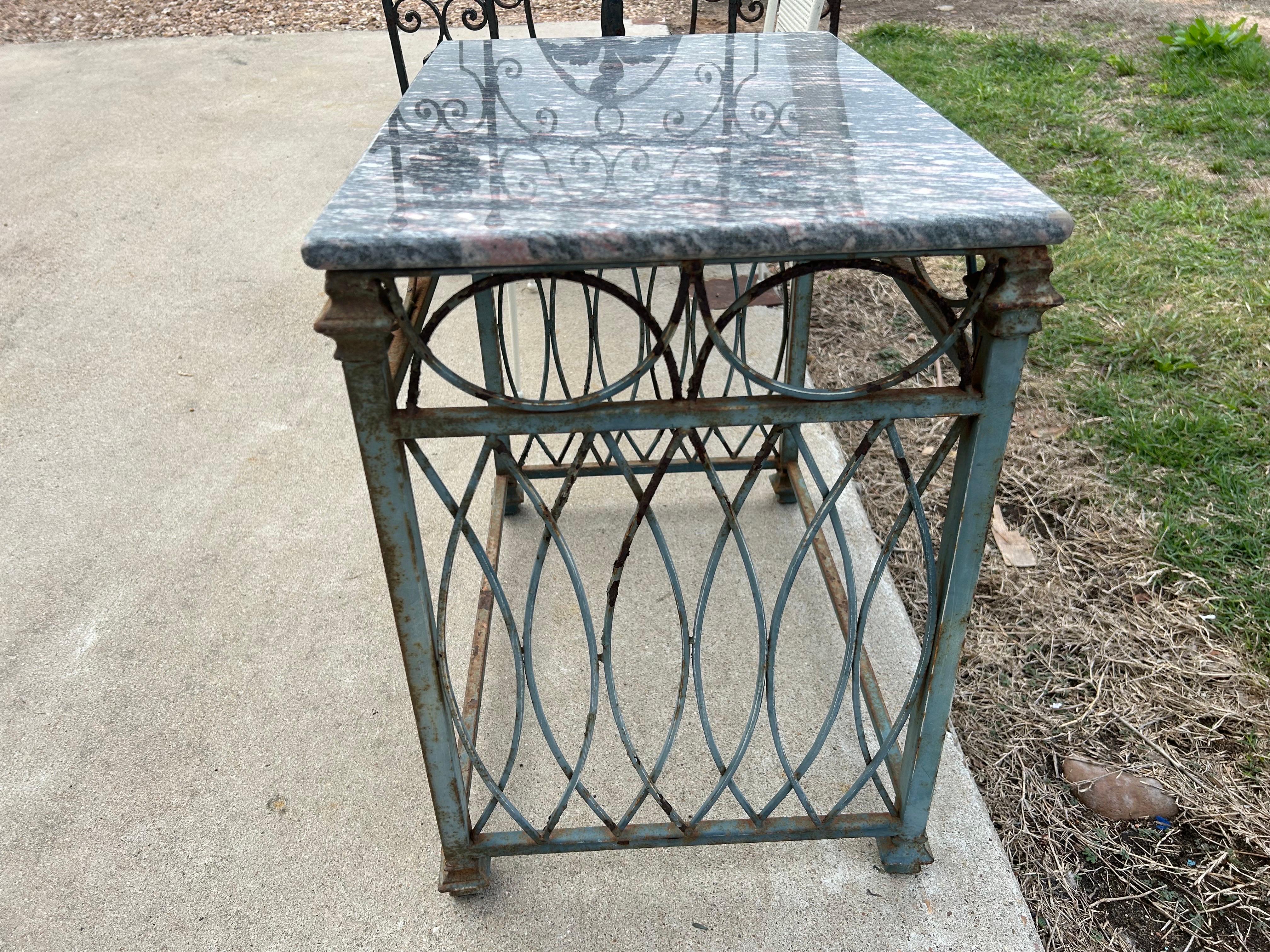 Inconnu Table d'appoint en fer forgé et marbre en vente