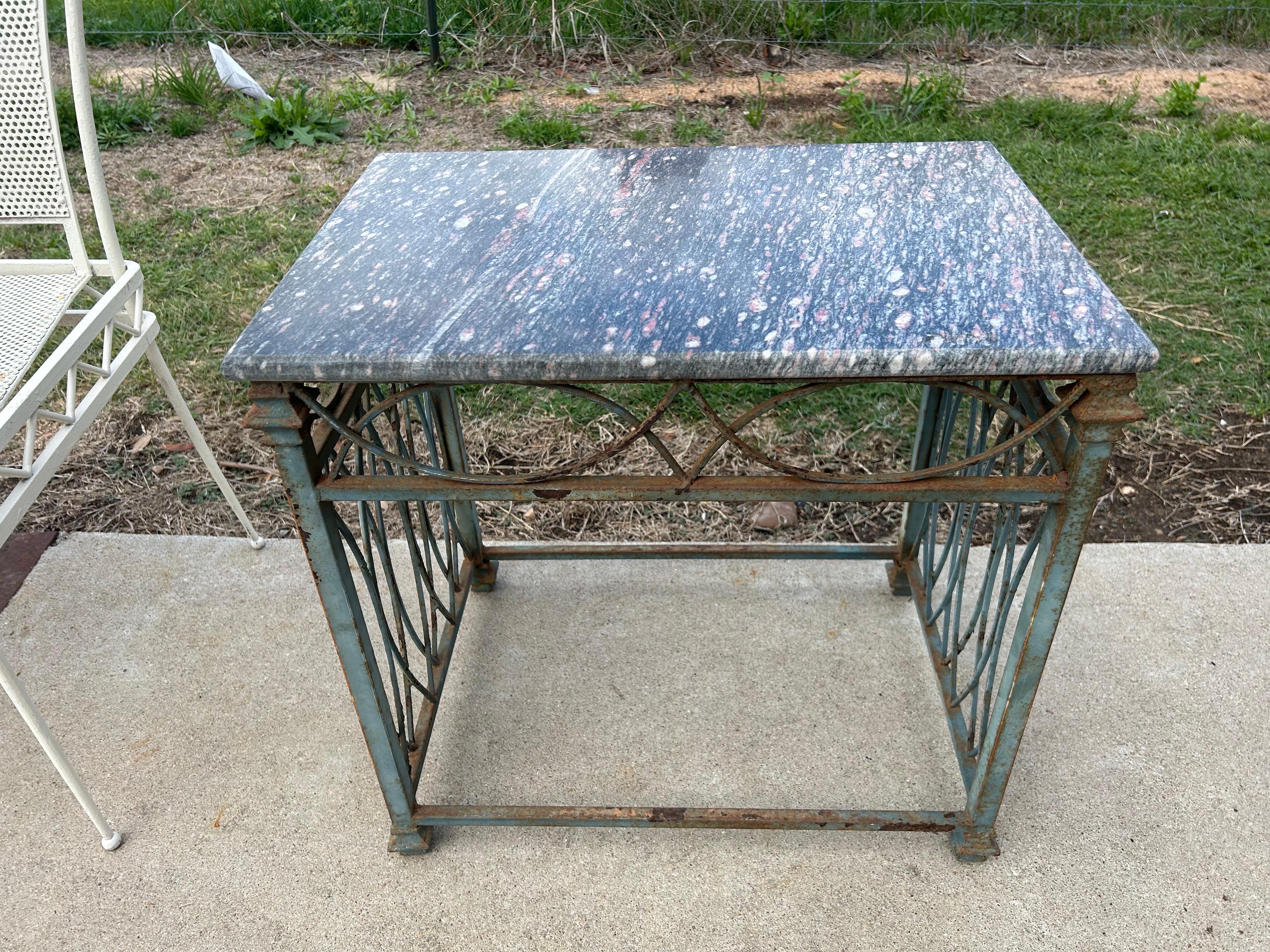 Table d'appoint en fer forgé et marbre Bon état - En vente à Houston, TX
