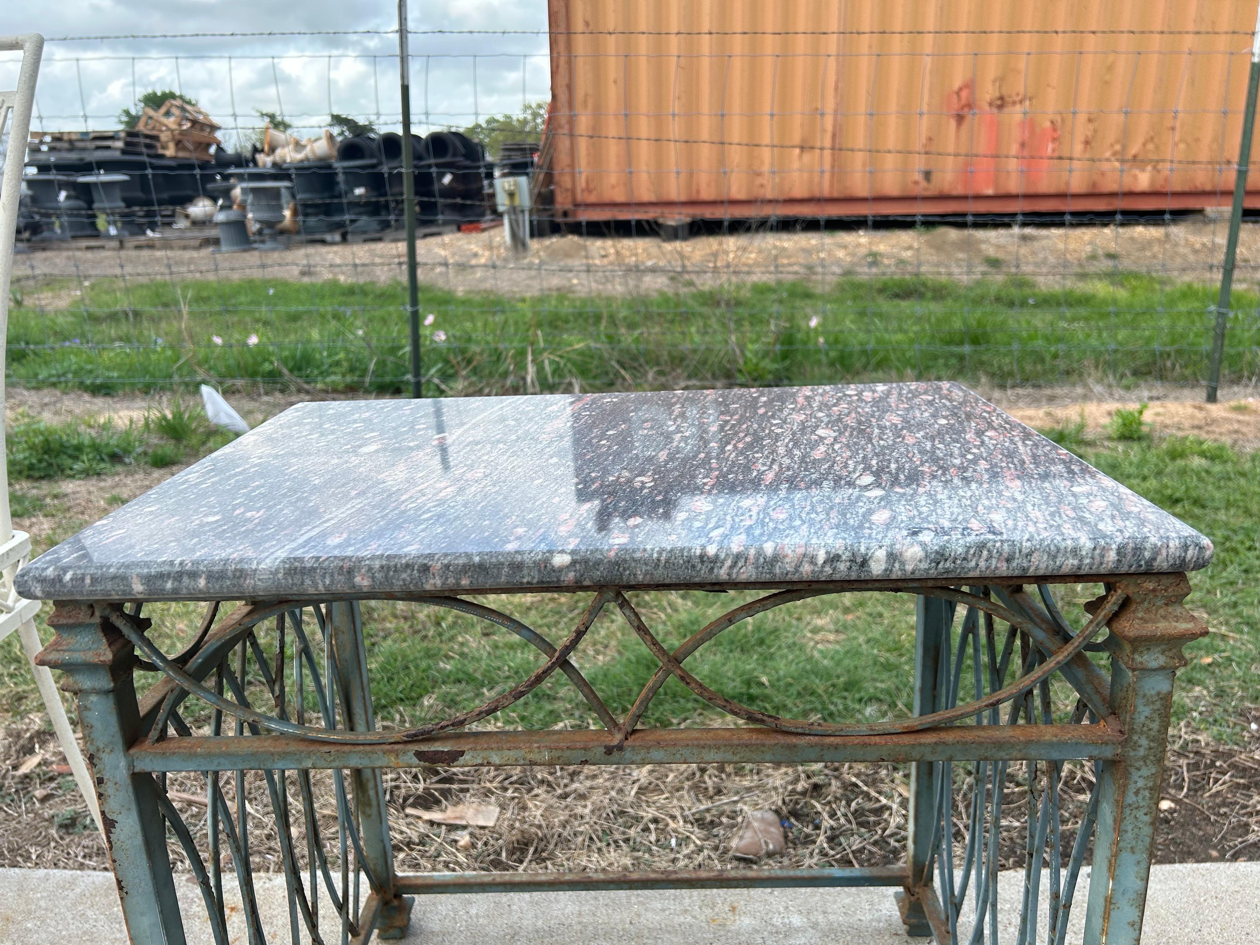 Début du 20ème siècle Table d'appoint en fer forgé et marbre en vente